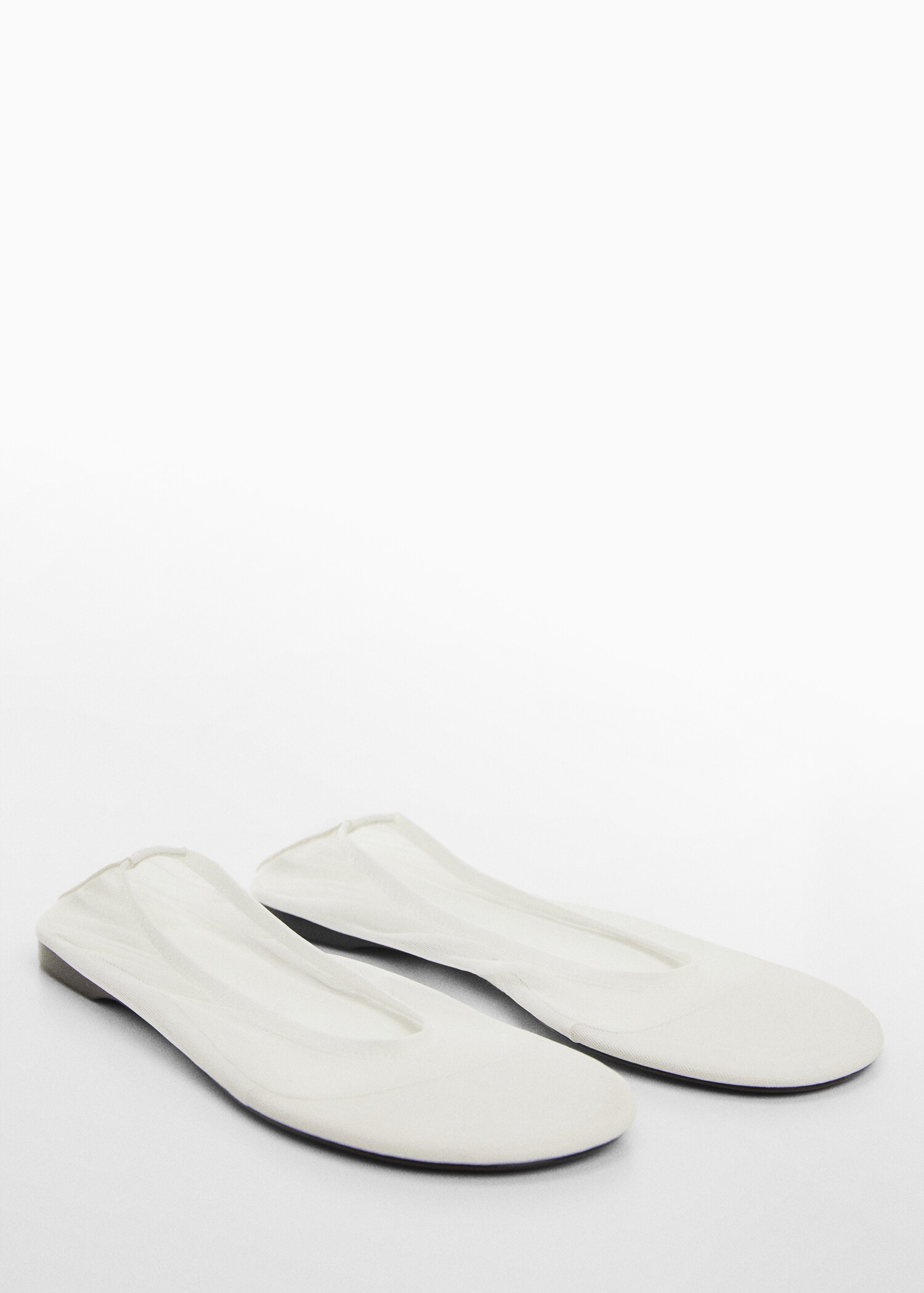 Ballerines maille filet semi-transparentes - Plan moyen