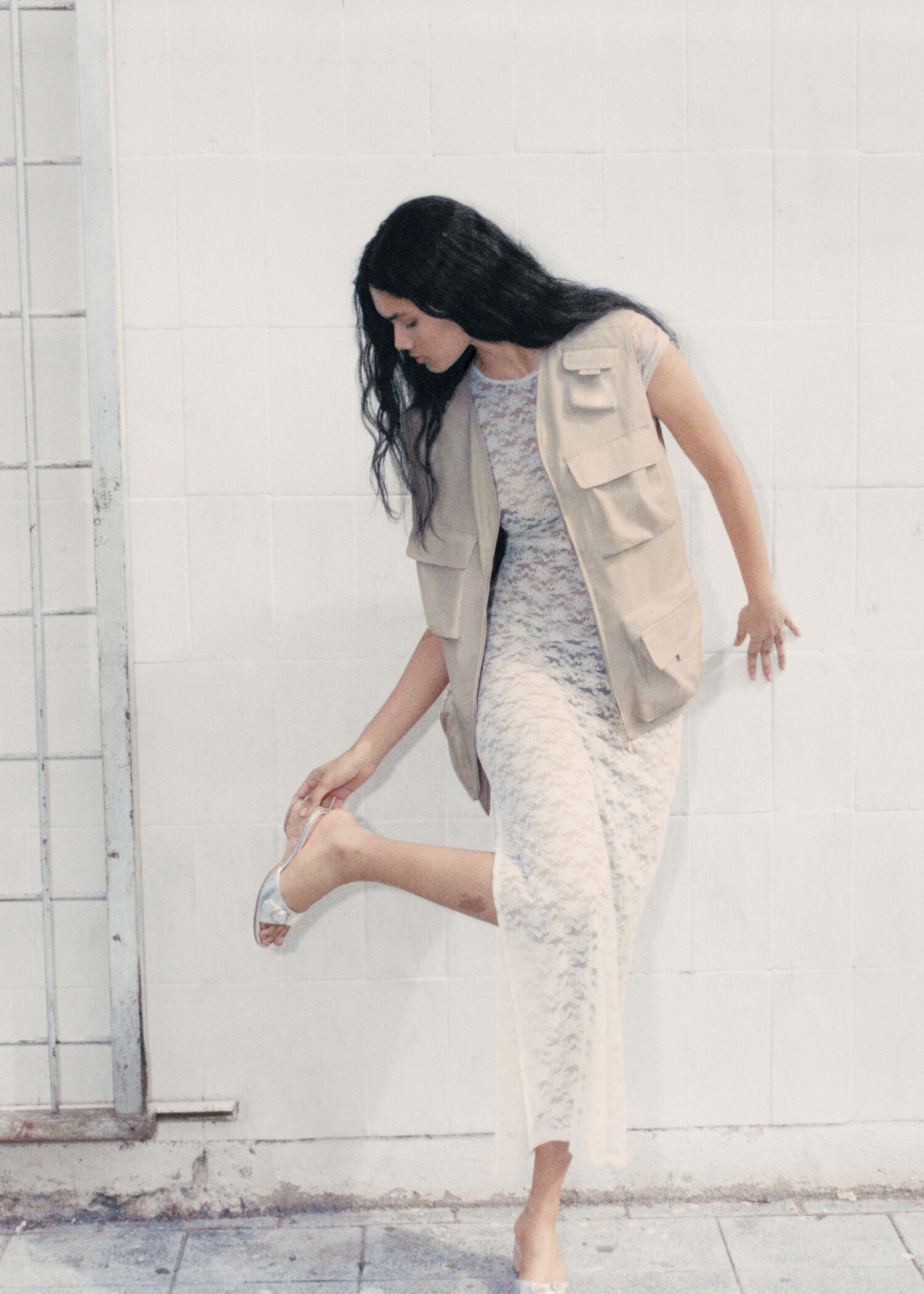 Floral lace dress with opening - Details of the article 6