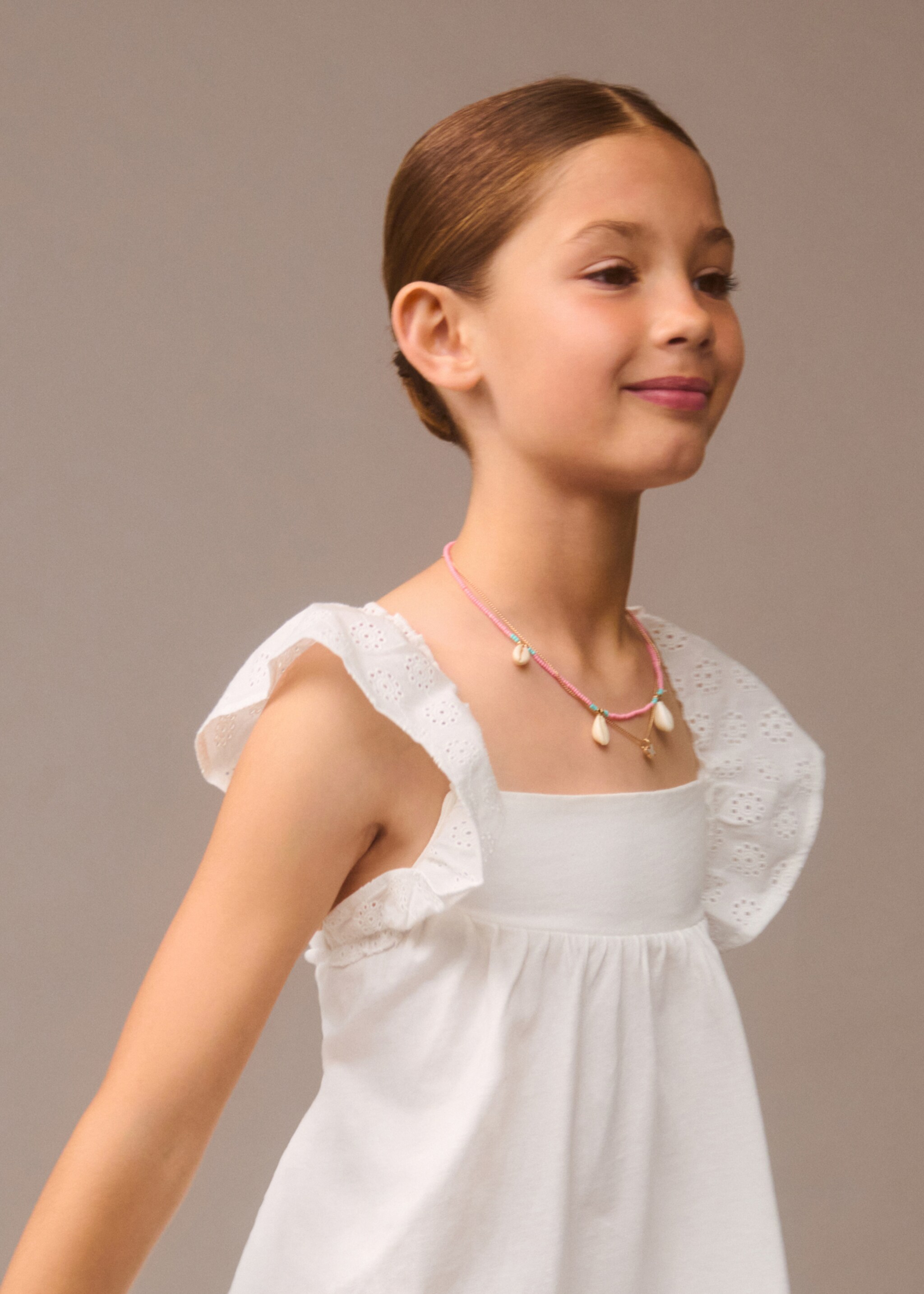 Vestido com folhos e bordado suíço - Pormenor do artigo 5