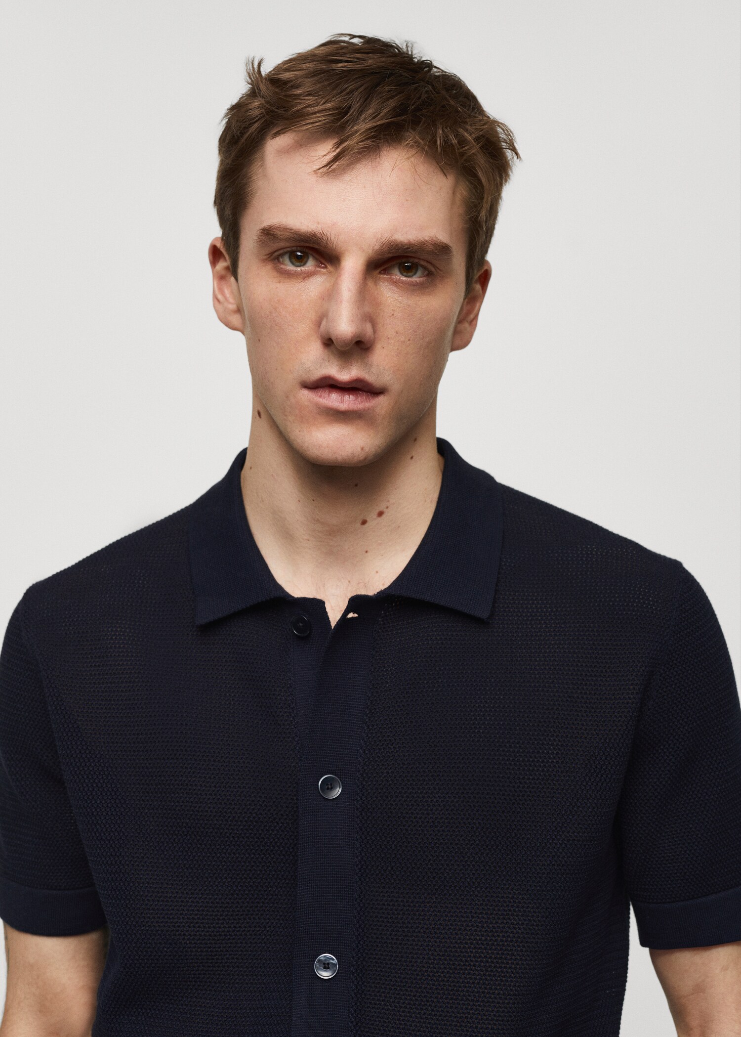 Structured knitted polo shirt with buttons - Details of the article 1