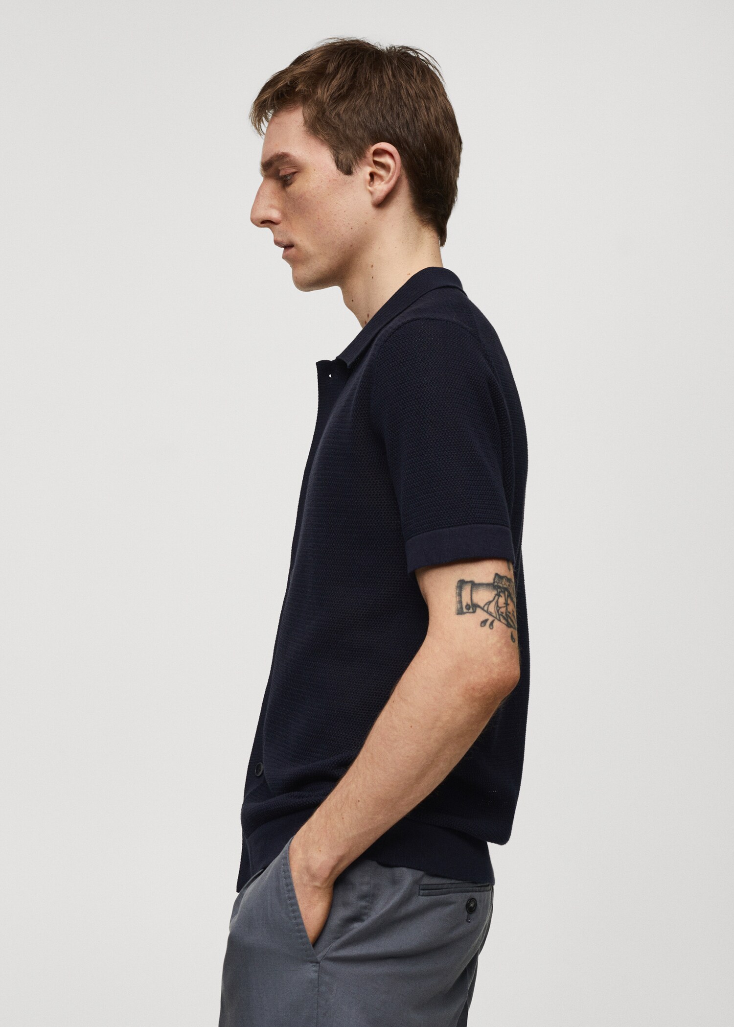 Structured knitted polo shirt with buttons - Details of the article 2