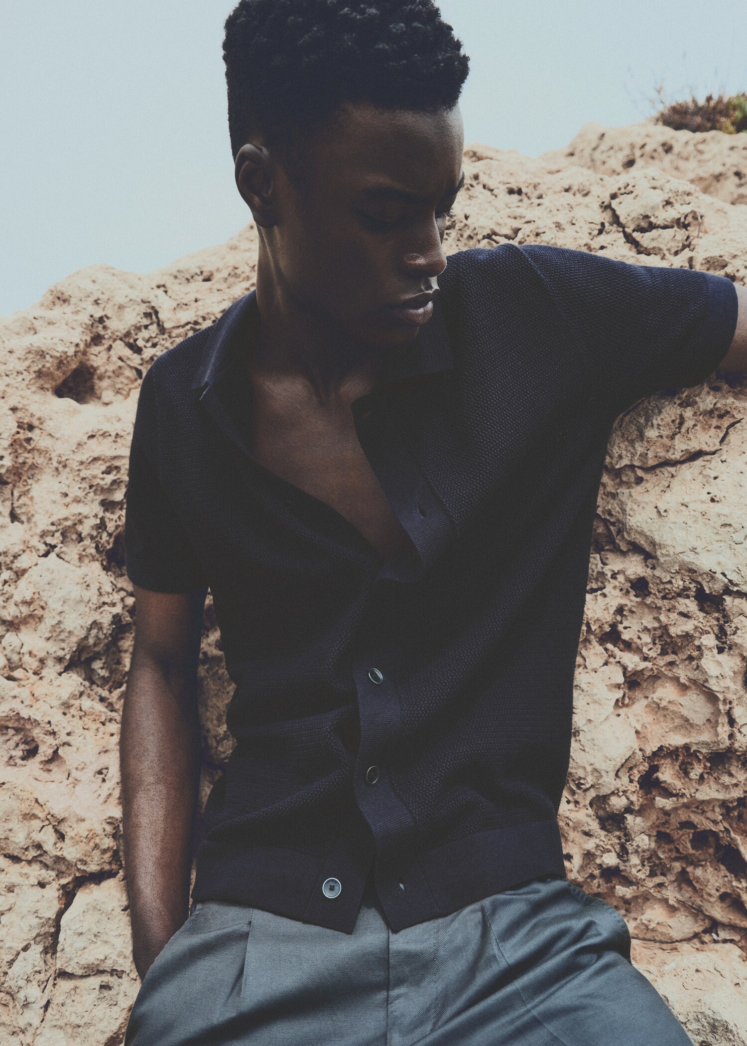 Structured knitted polo shirt with buttons - Details of the article 3
