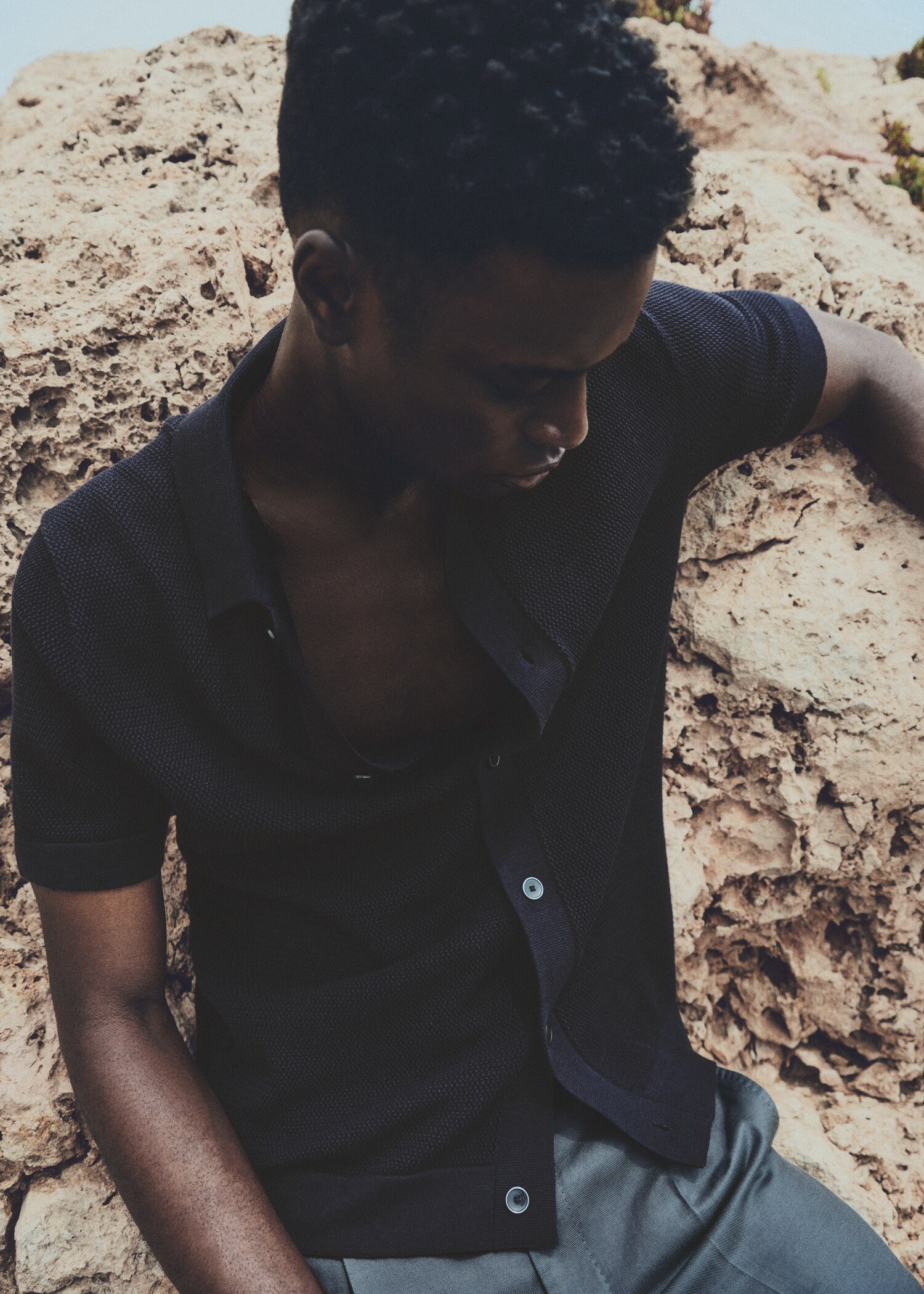 Structured knitted polo shirt with buttons - Details of the article 5