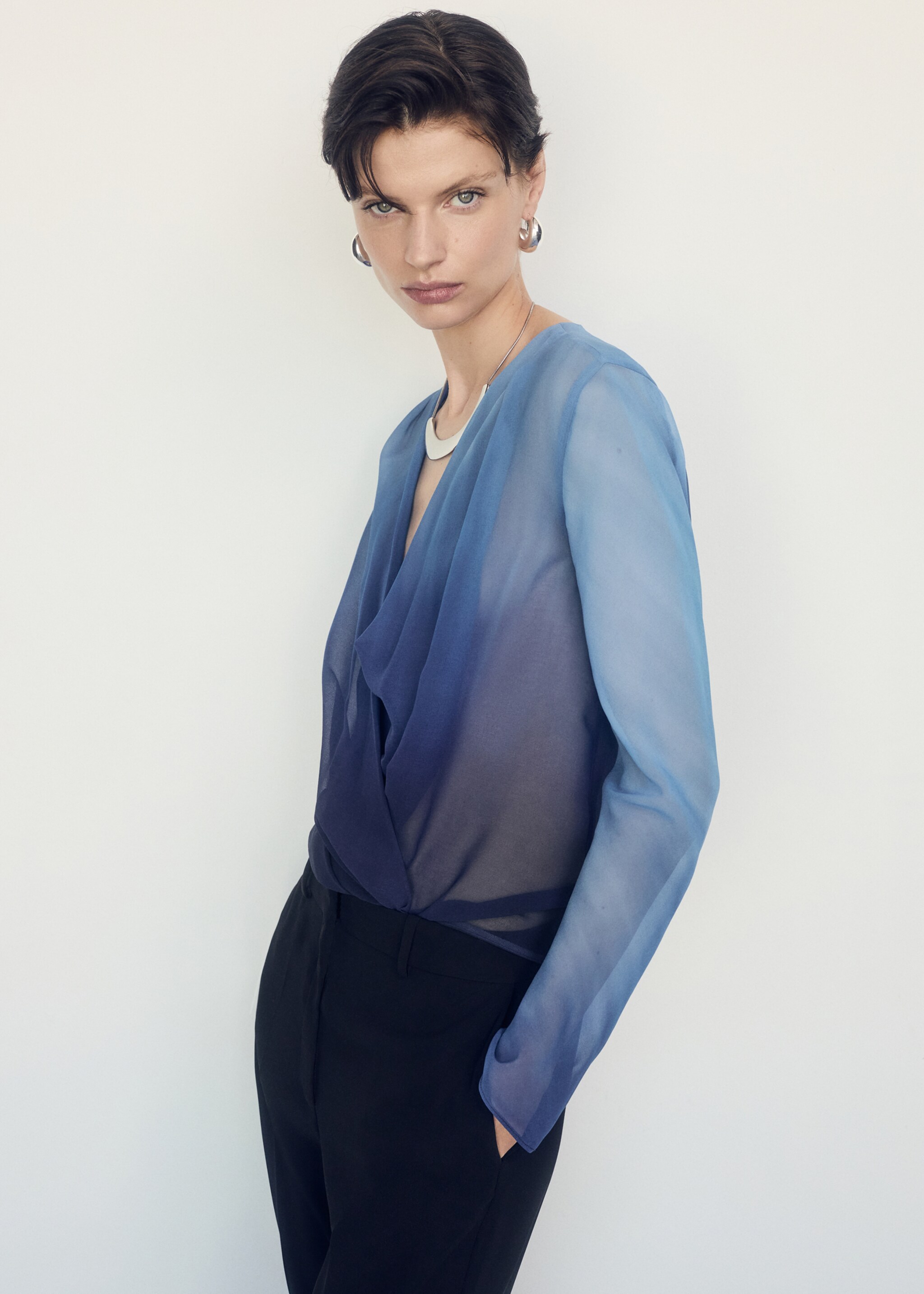 Blouse croisée semi-transparente - Plan moyen