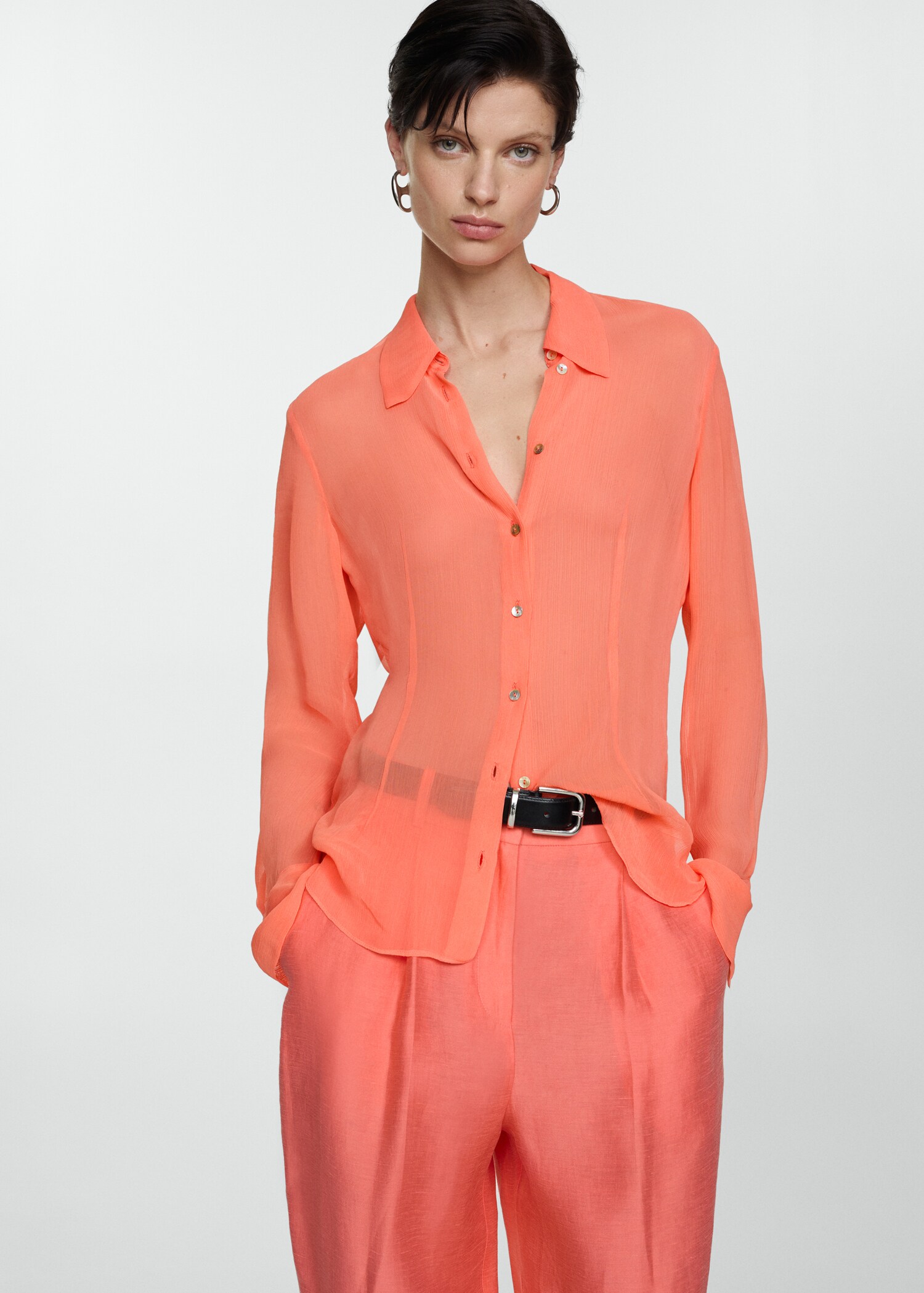 Chemise semi-transparente boutons - Plan moyen