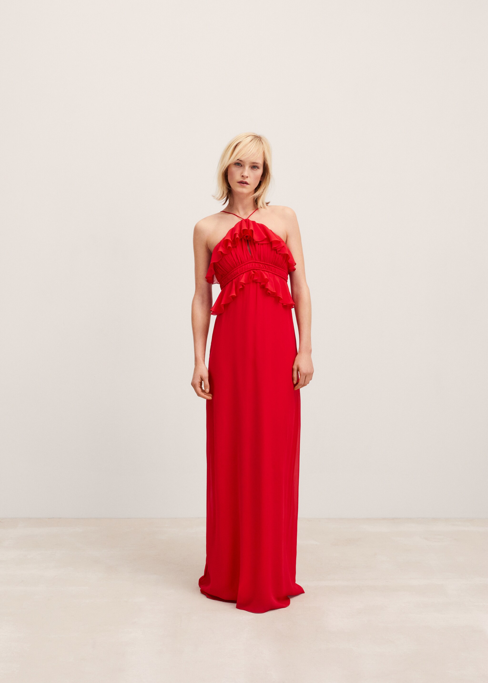 Vestido com decote halter e pormenor de folhos - Plano geral
