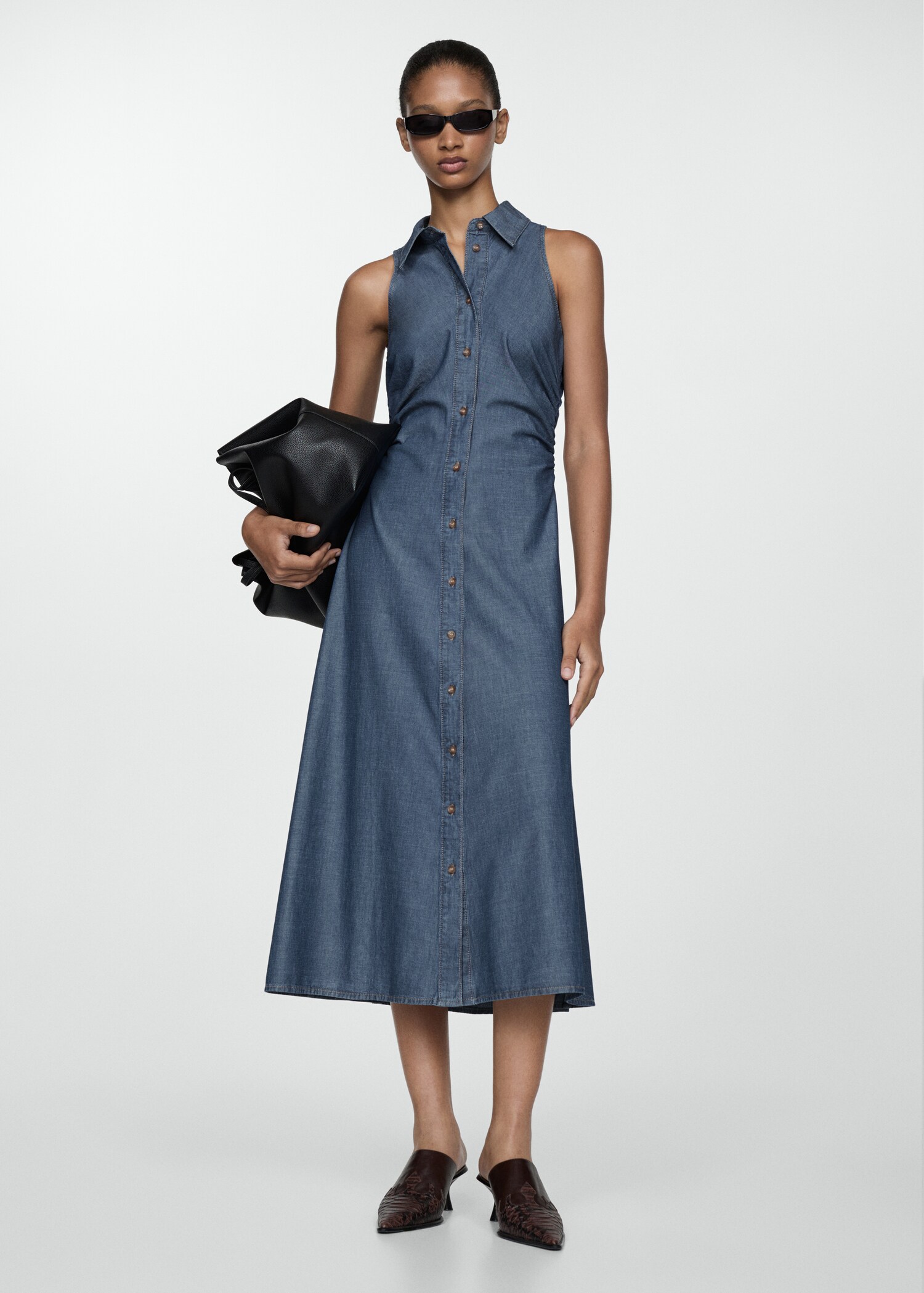 Rochie tip cămașă din denim - Plan general