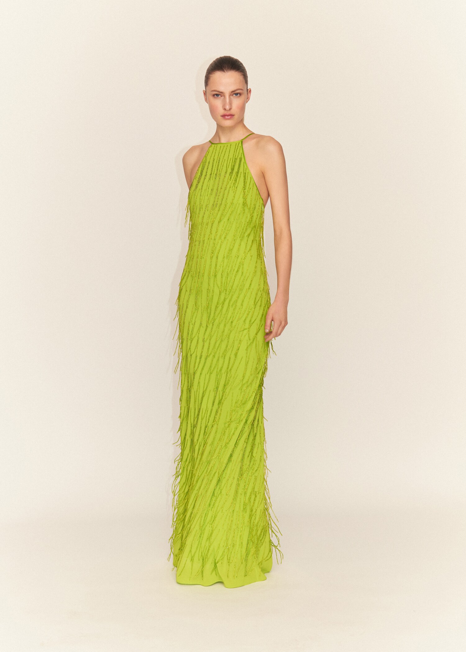Vestido halter flecos pedrería - Plano general