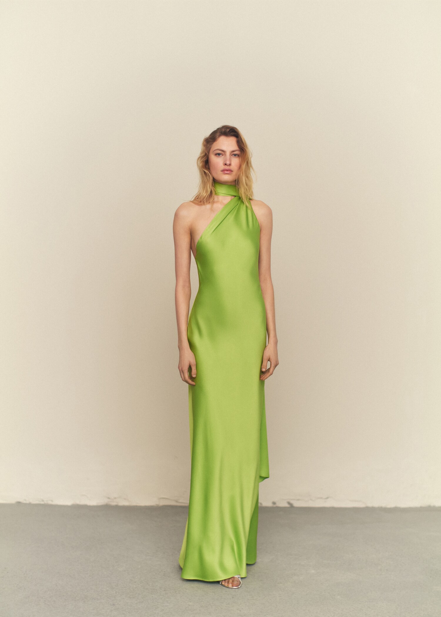 Asymmetrical bow-neck dress - General plane