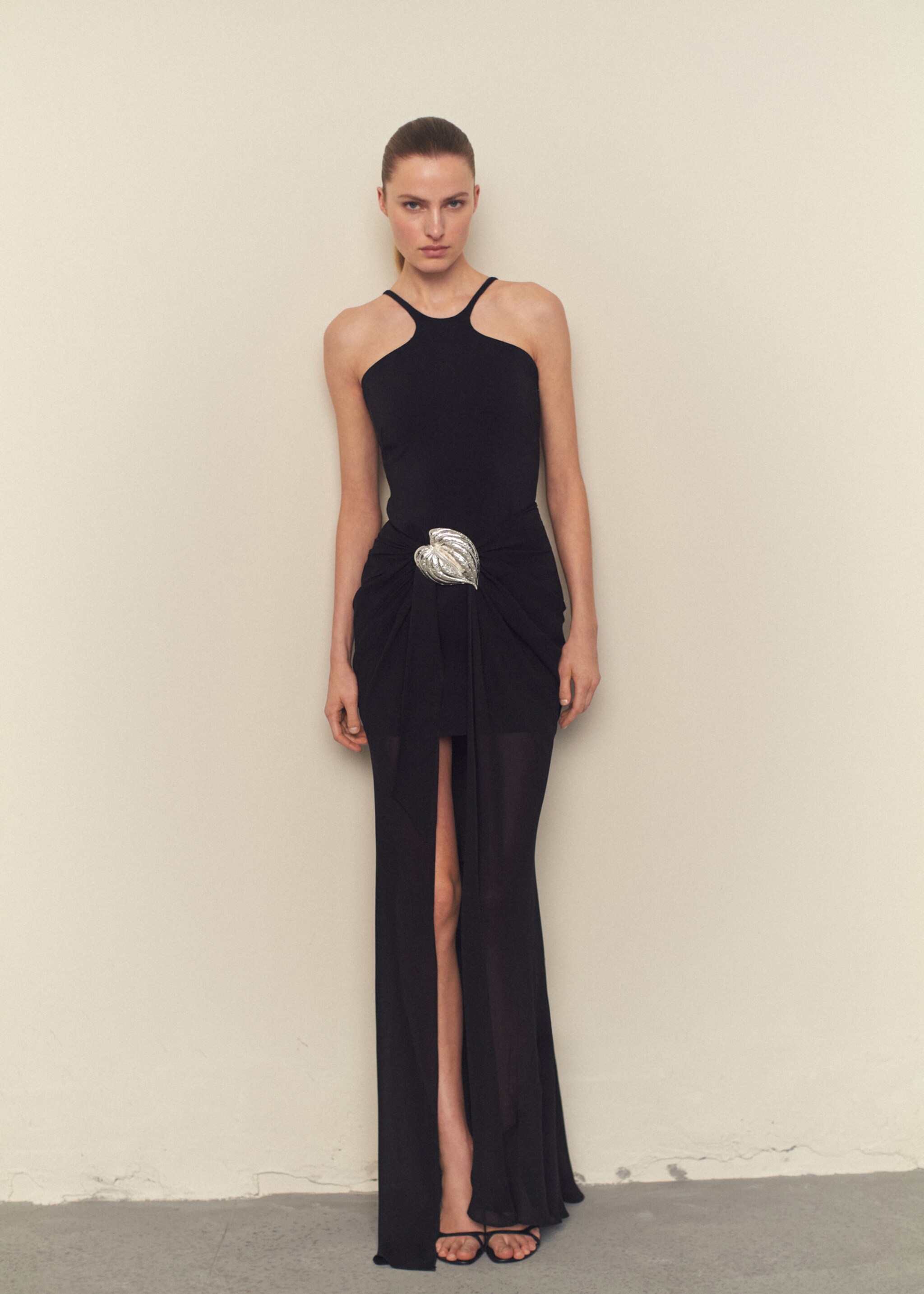 Vestido de saia semitransparente com broche - Plano geral