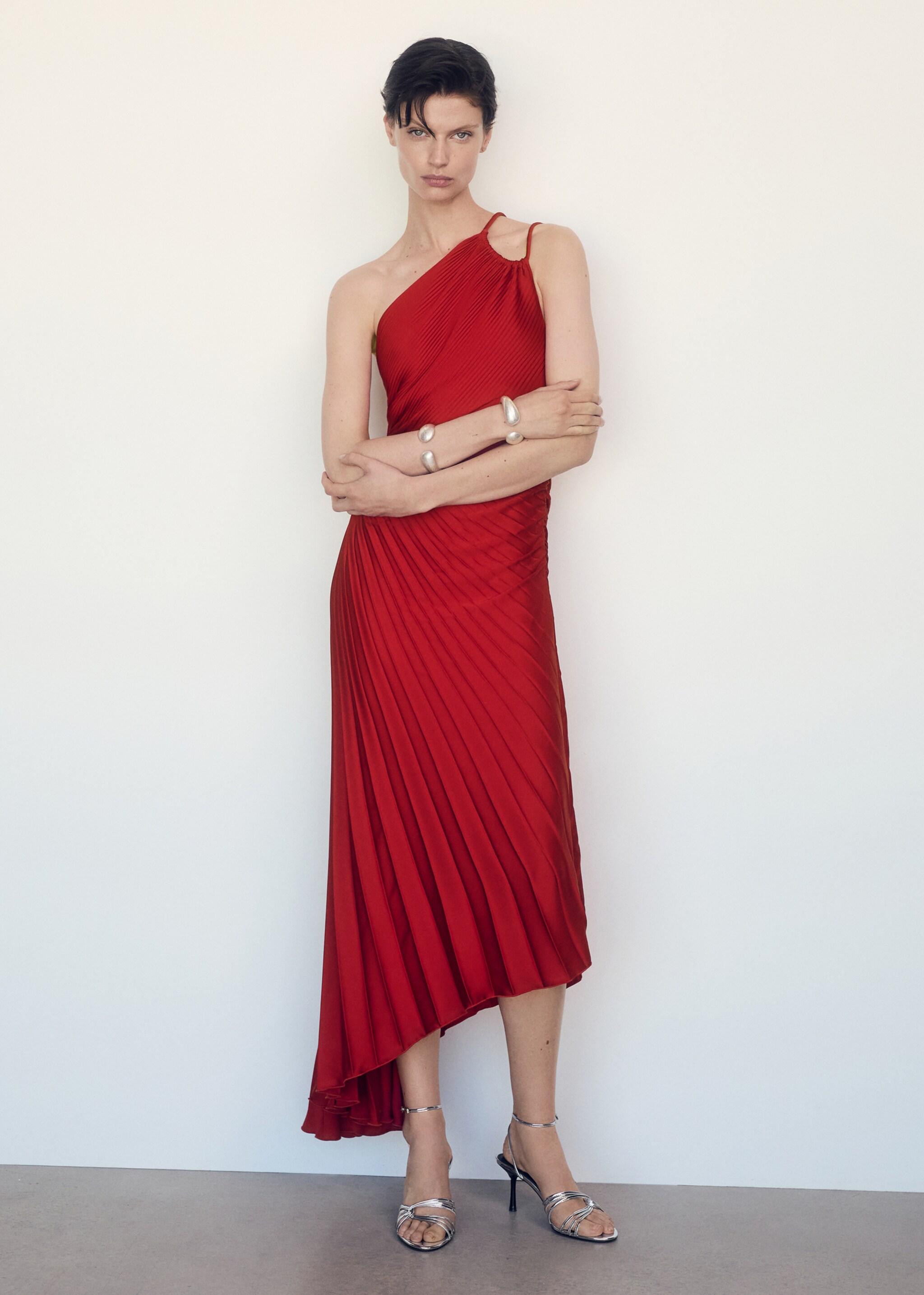 Asymmetrical pleated dress - General plane