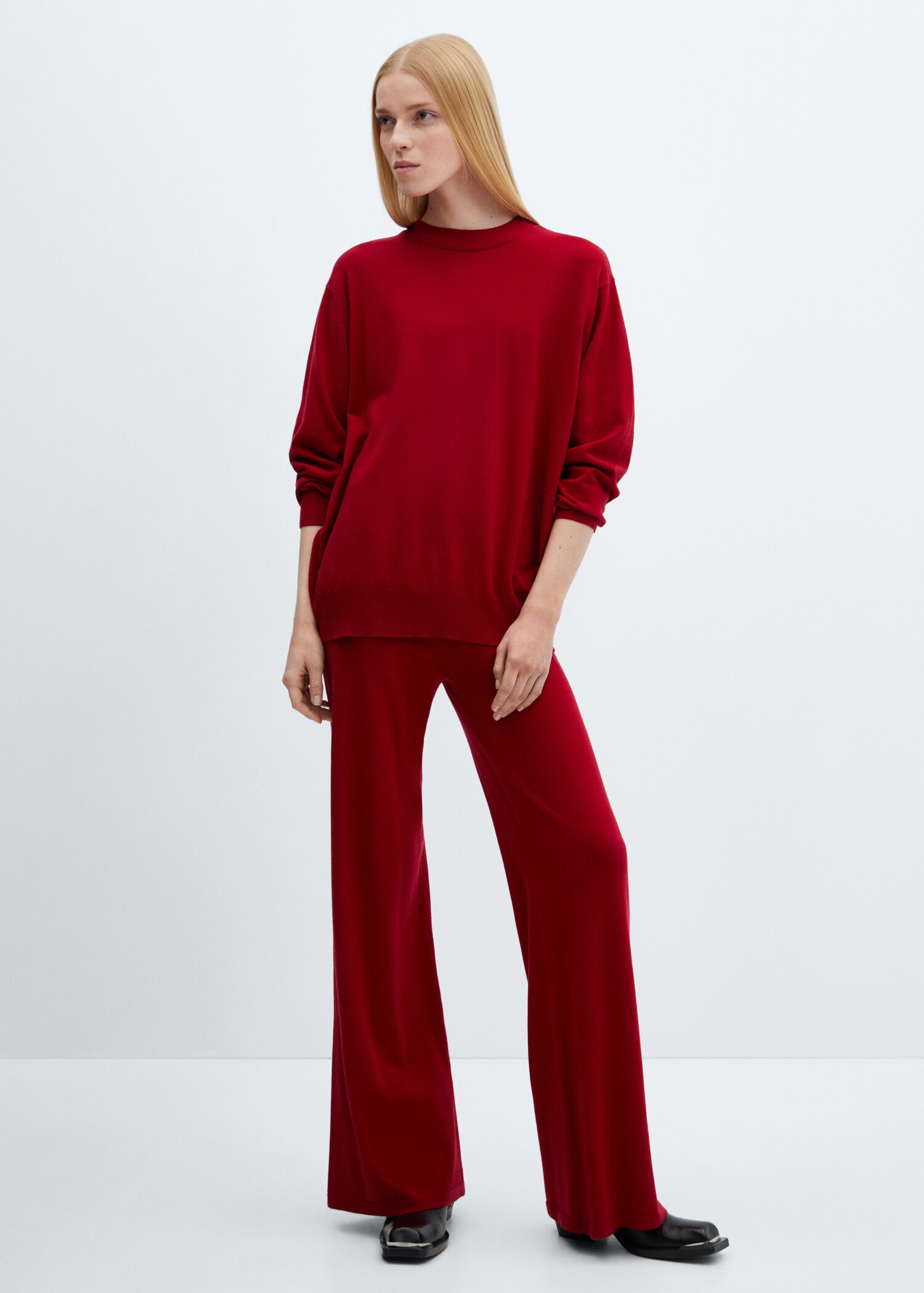 Round-neck knitted sweater - General plane