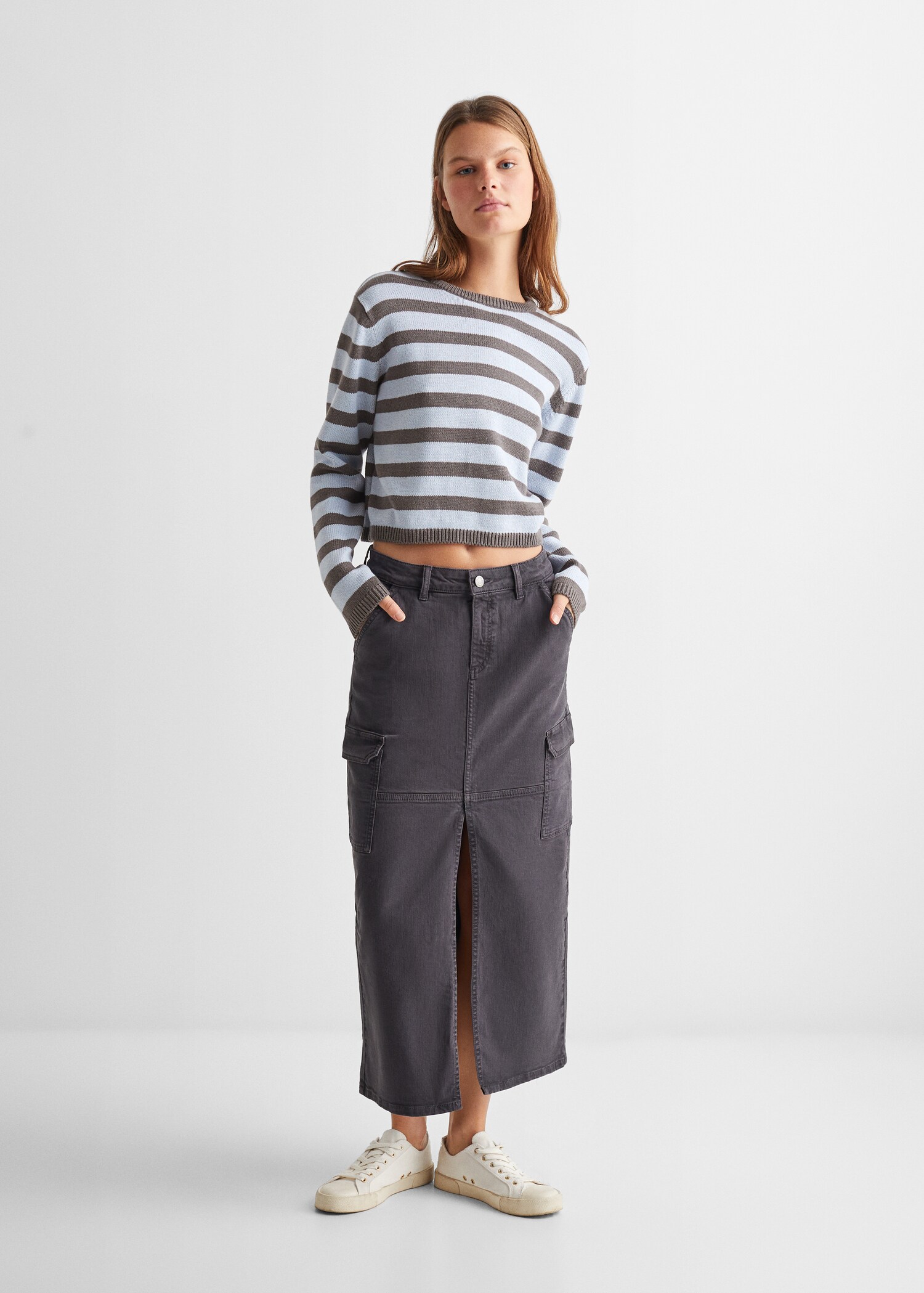 Pulover din tricot cu dungi - Plan general