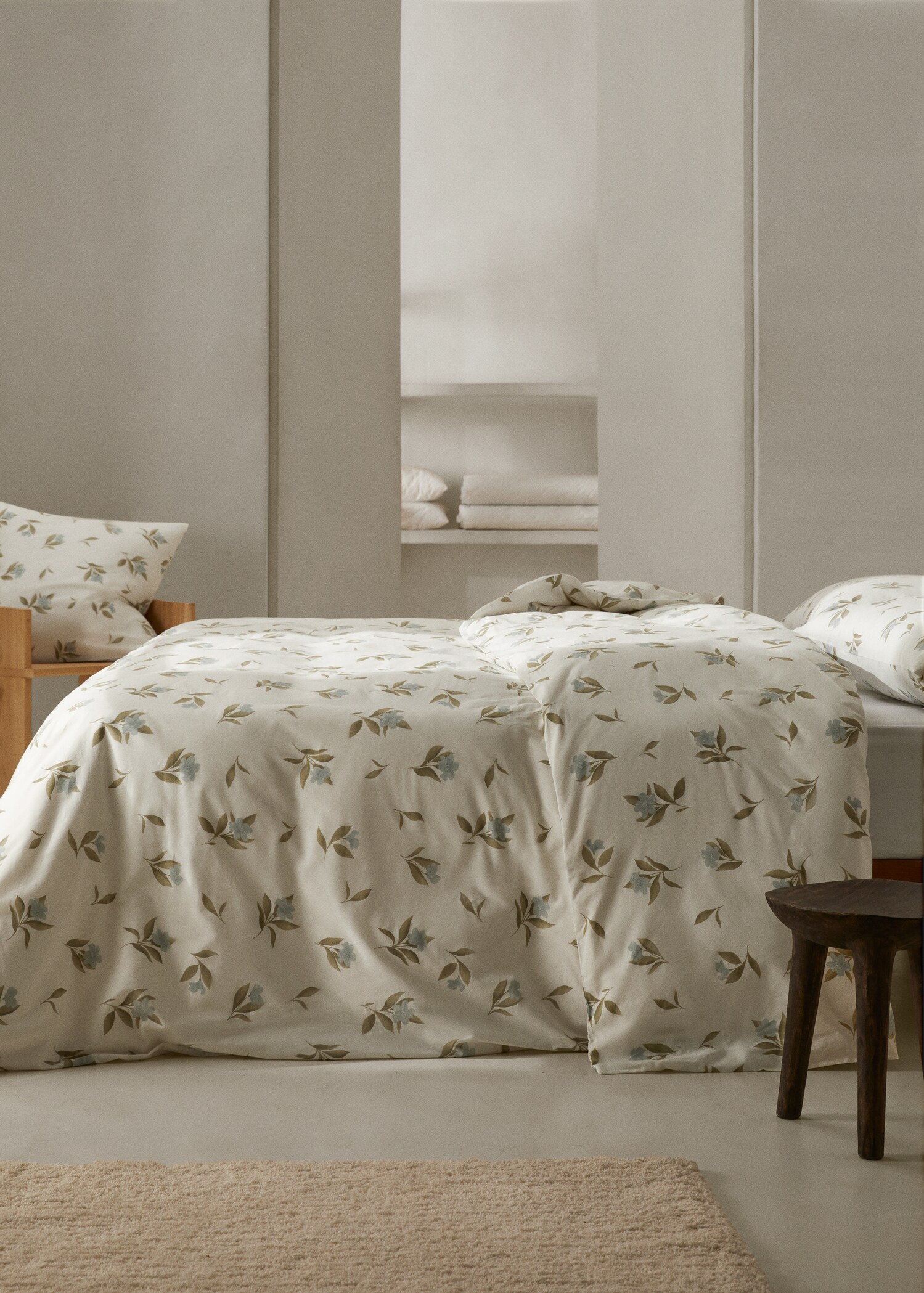 Duvet cover with floral design for King bed - General plane