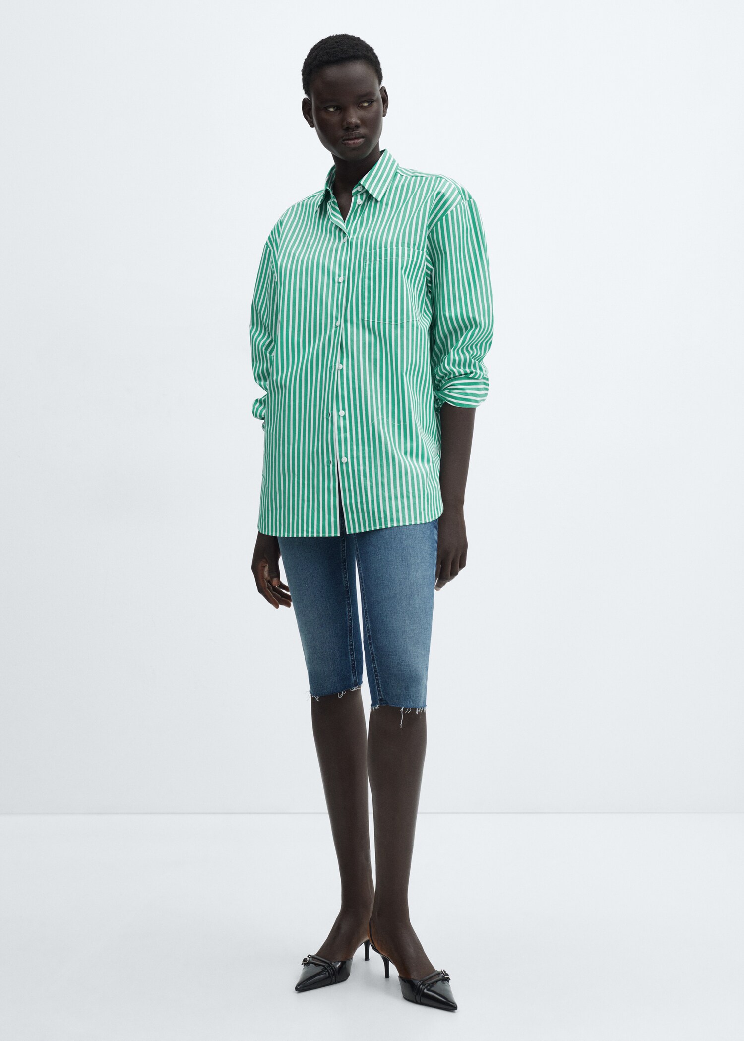 Camisa oversize com bolso - Plano geral