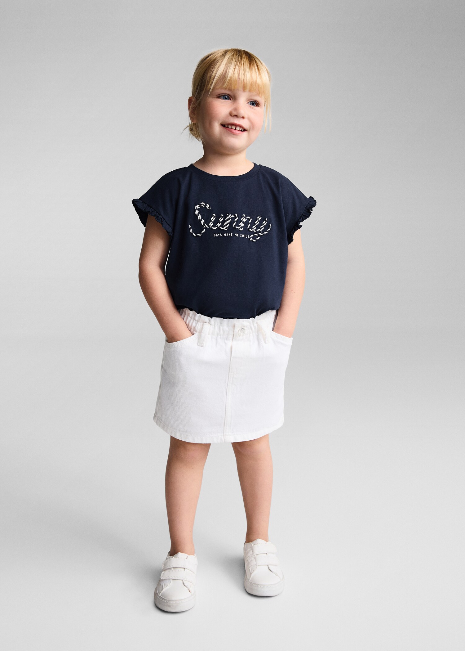 T-Shirt mit gestickter Aufschrift - Allgemeine Ansicht