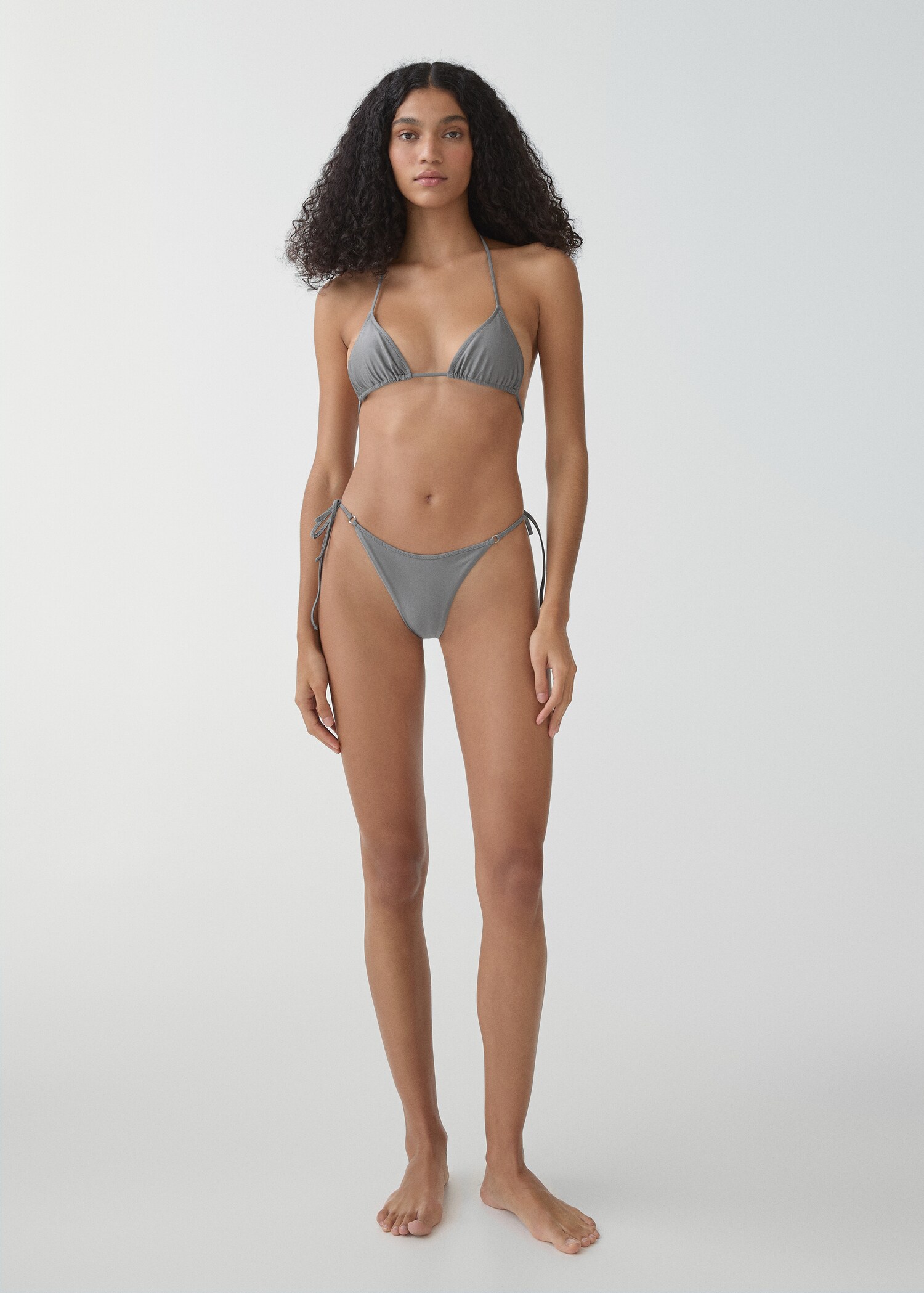 Metaliczne figi od bikini - Plan ogólny