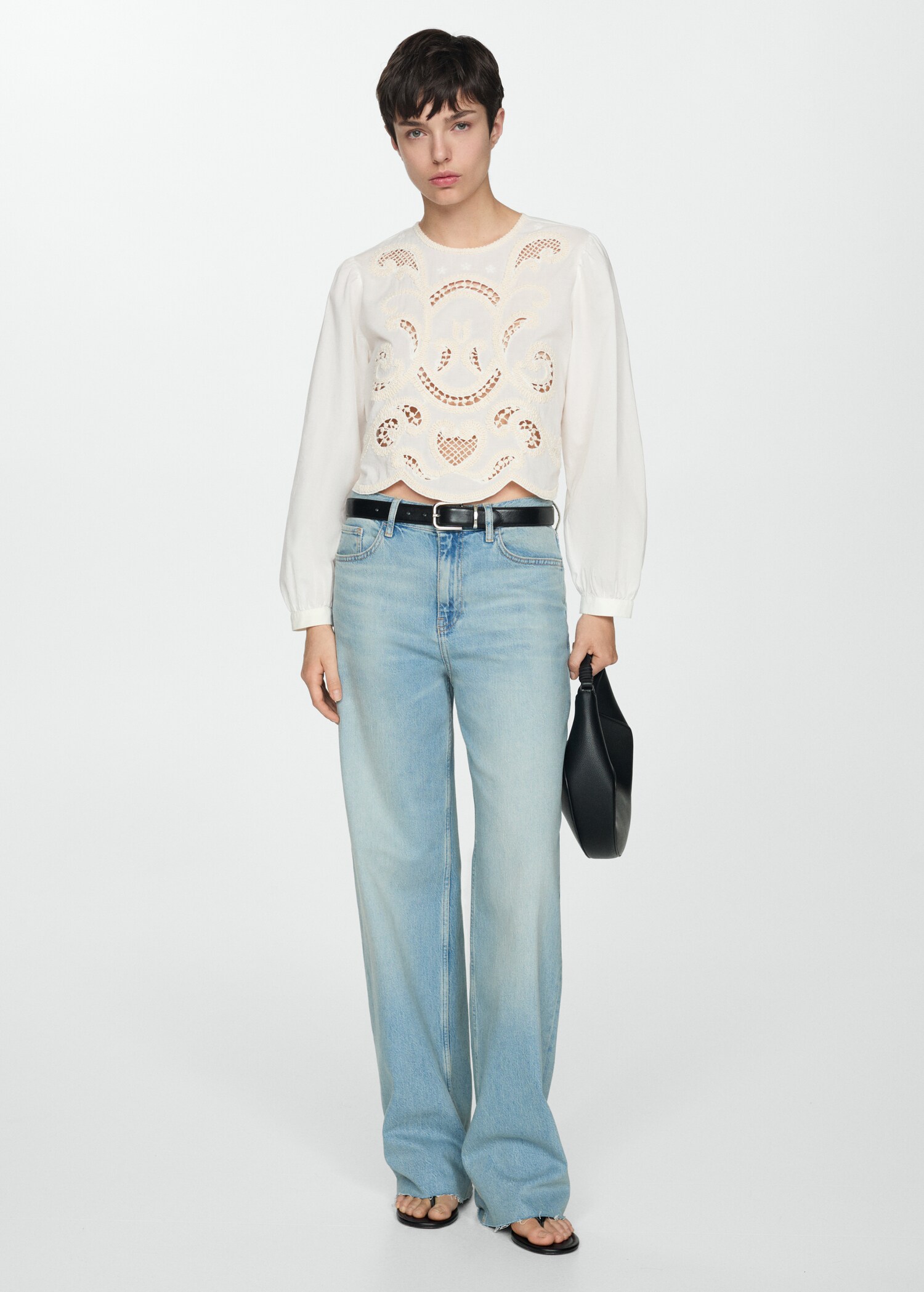 Blusa bordada manga abullonada - Plano general