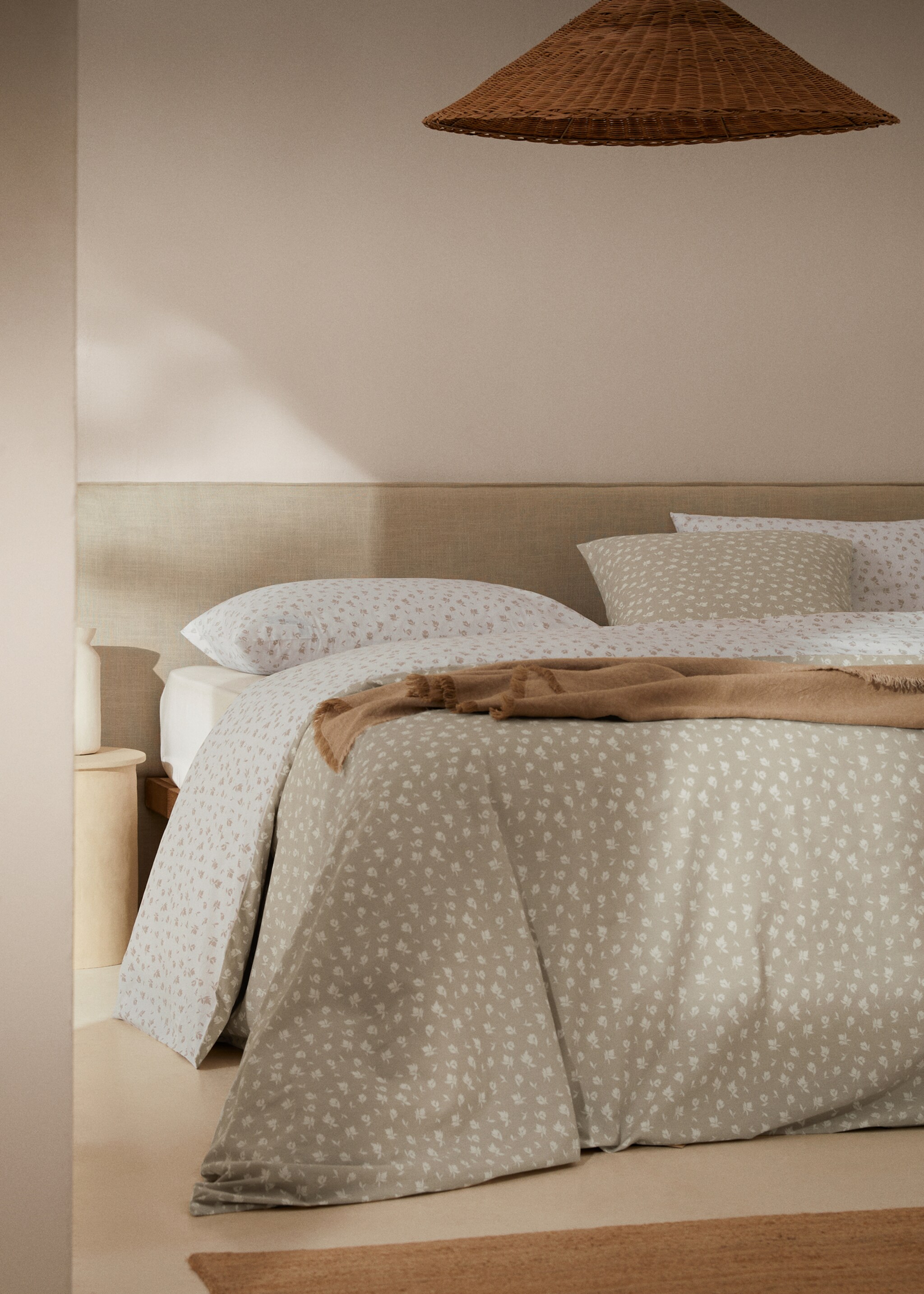Cotton duvet cover with reversible floral design for single bed - General plane