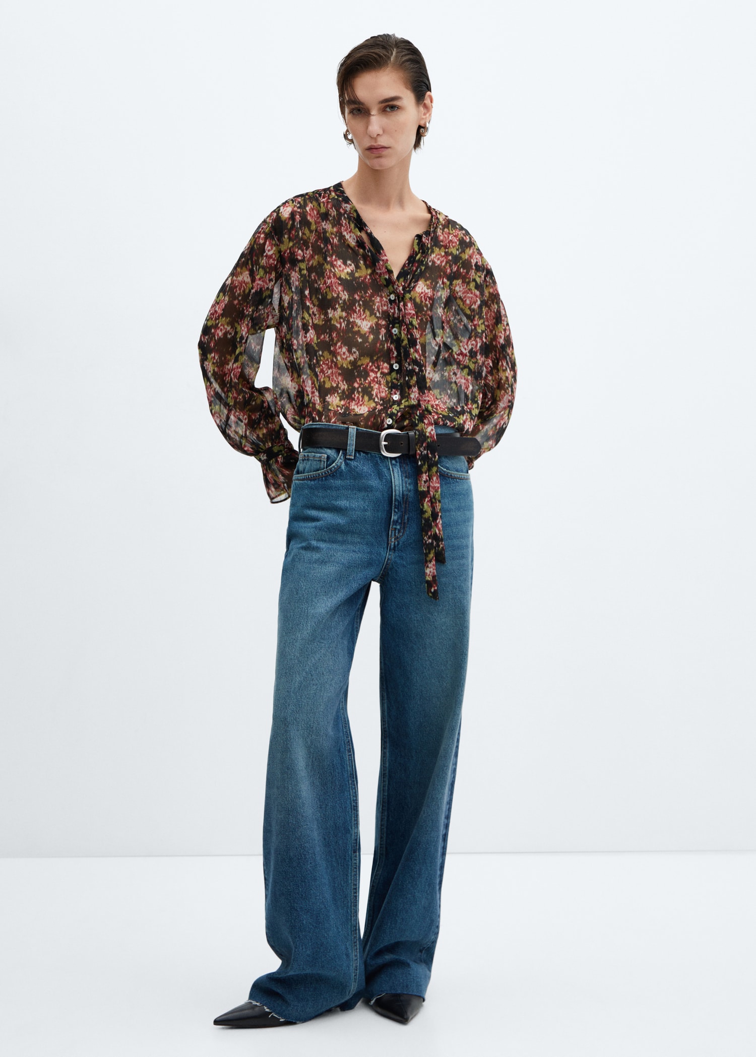 Blusa floral semitransparente - Plano general
