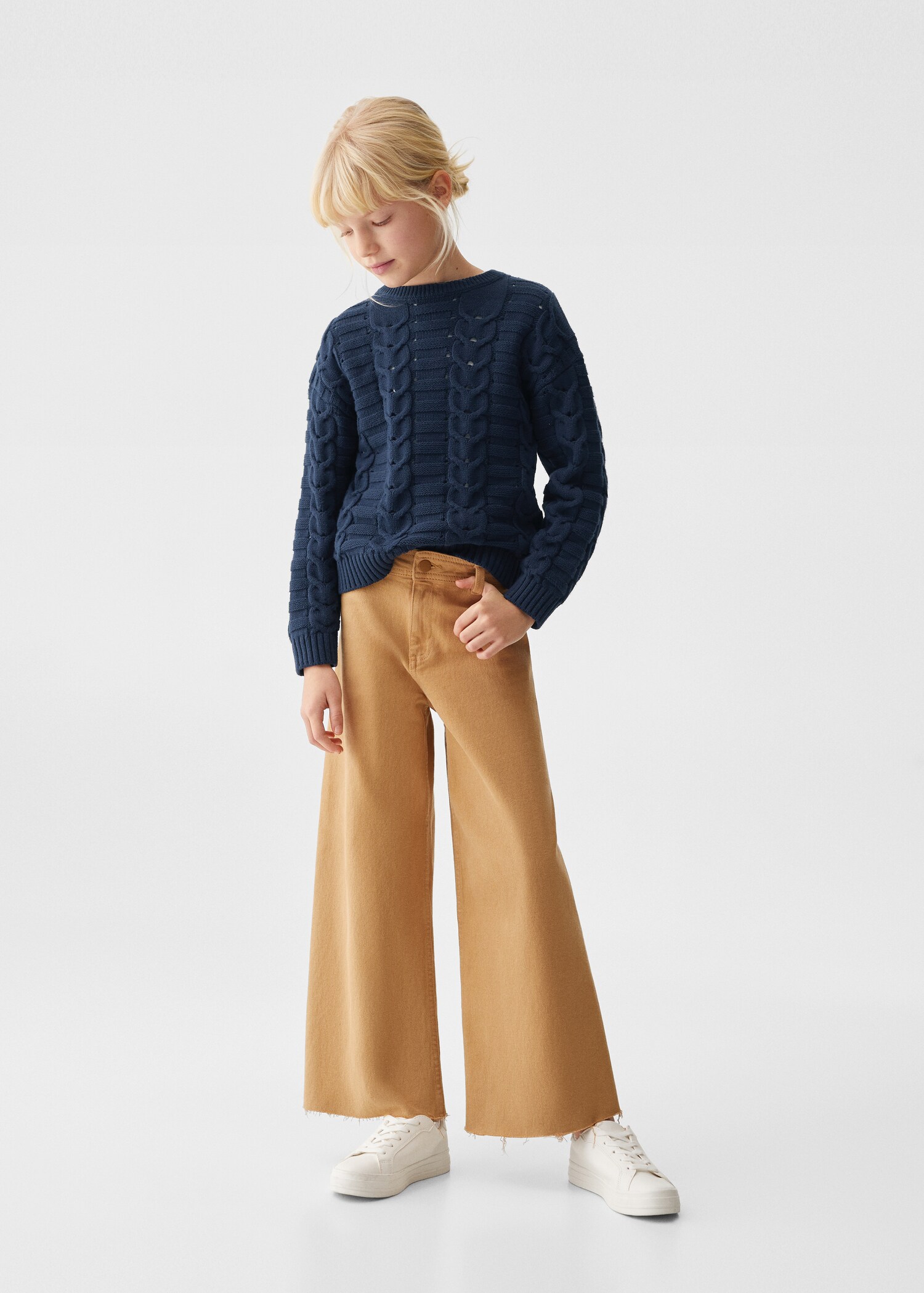 Contrasting knit sweater - General plane