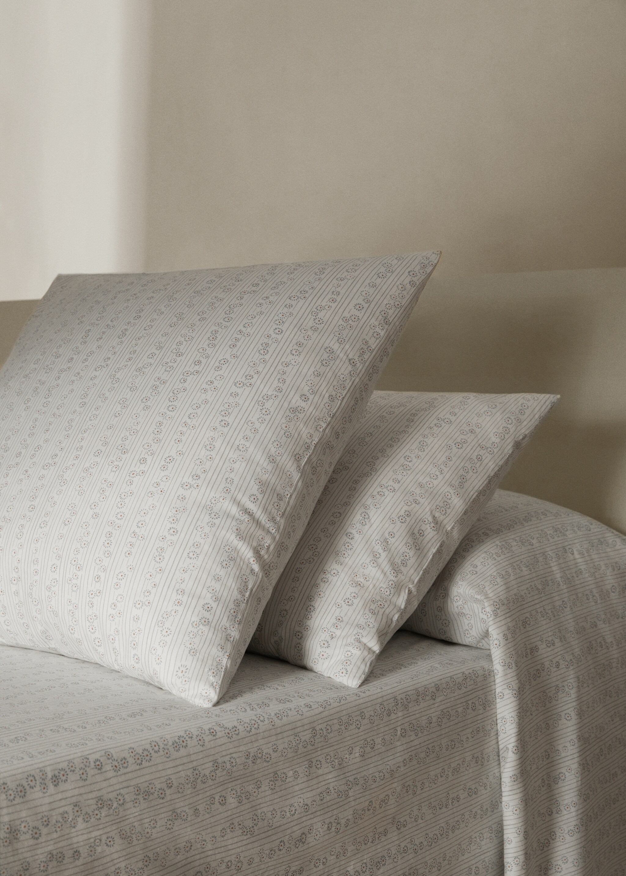 Cotton pillowcase with flowers 50x75cm - General plane