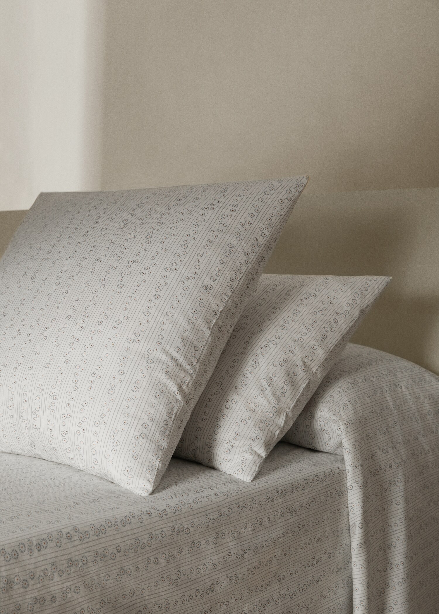 Cotton pillowcase with flowers 50x75cm - General plane