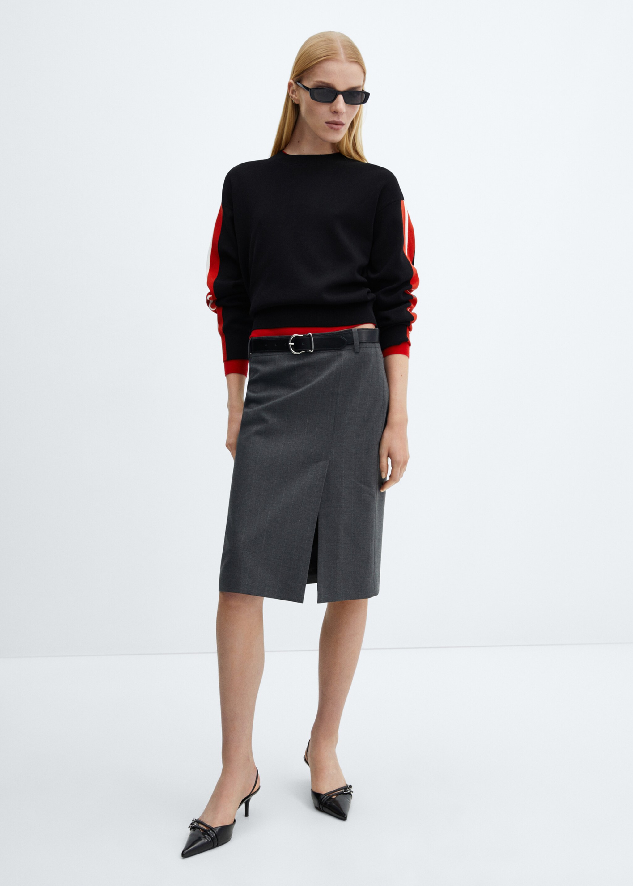 Round-neck knitted sweater - General plane