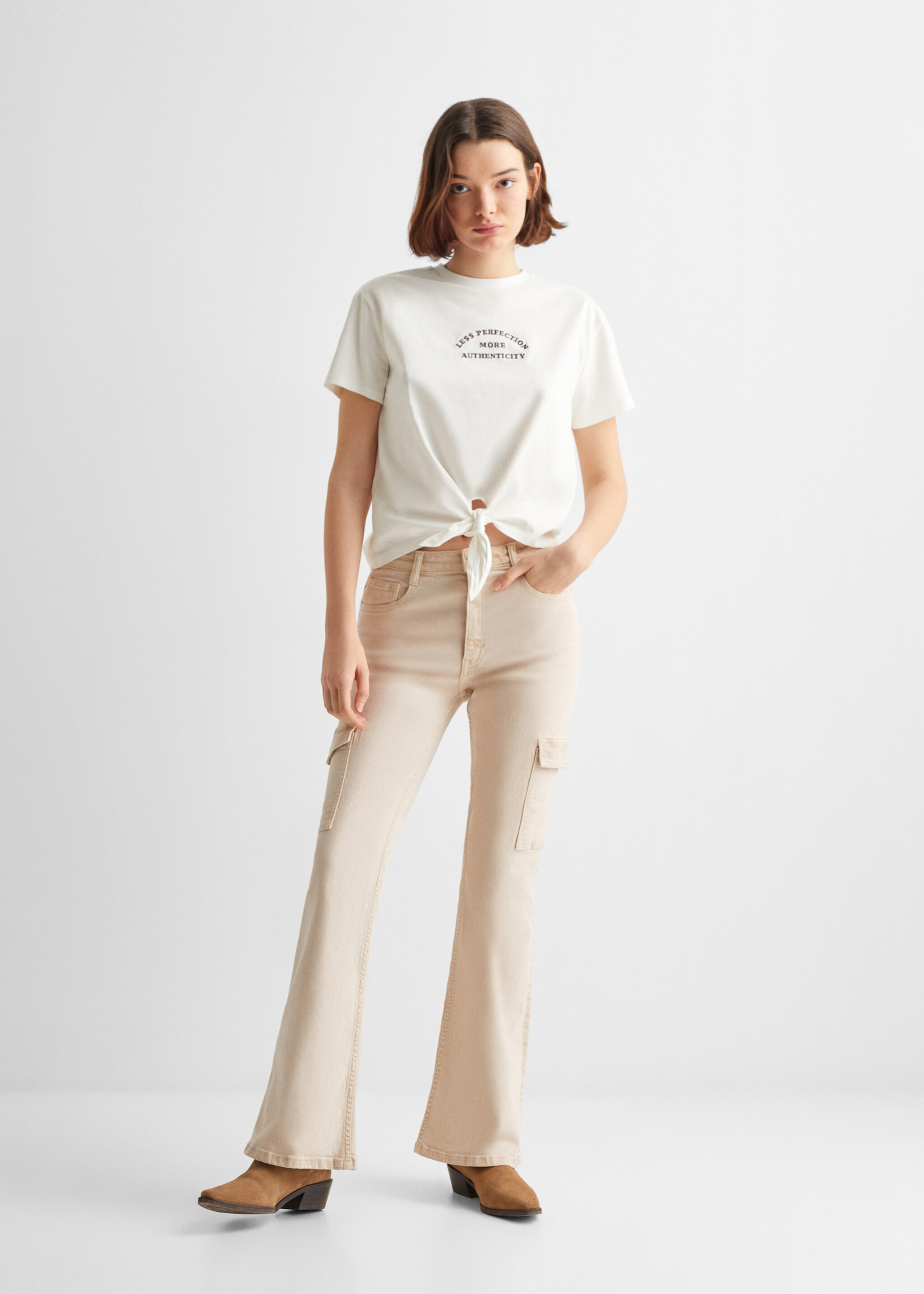 T-shirt met boodschap en knoop - Overzichtstekening