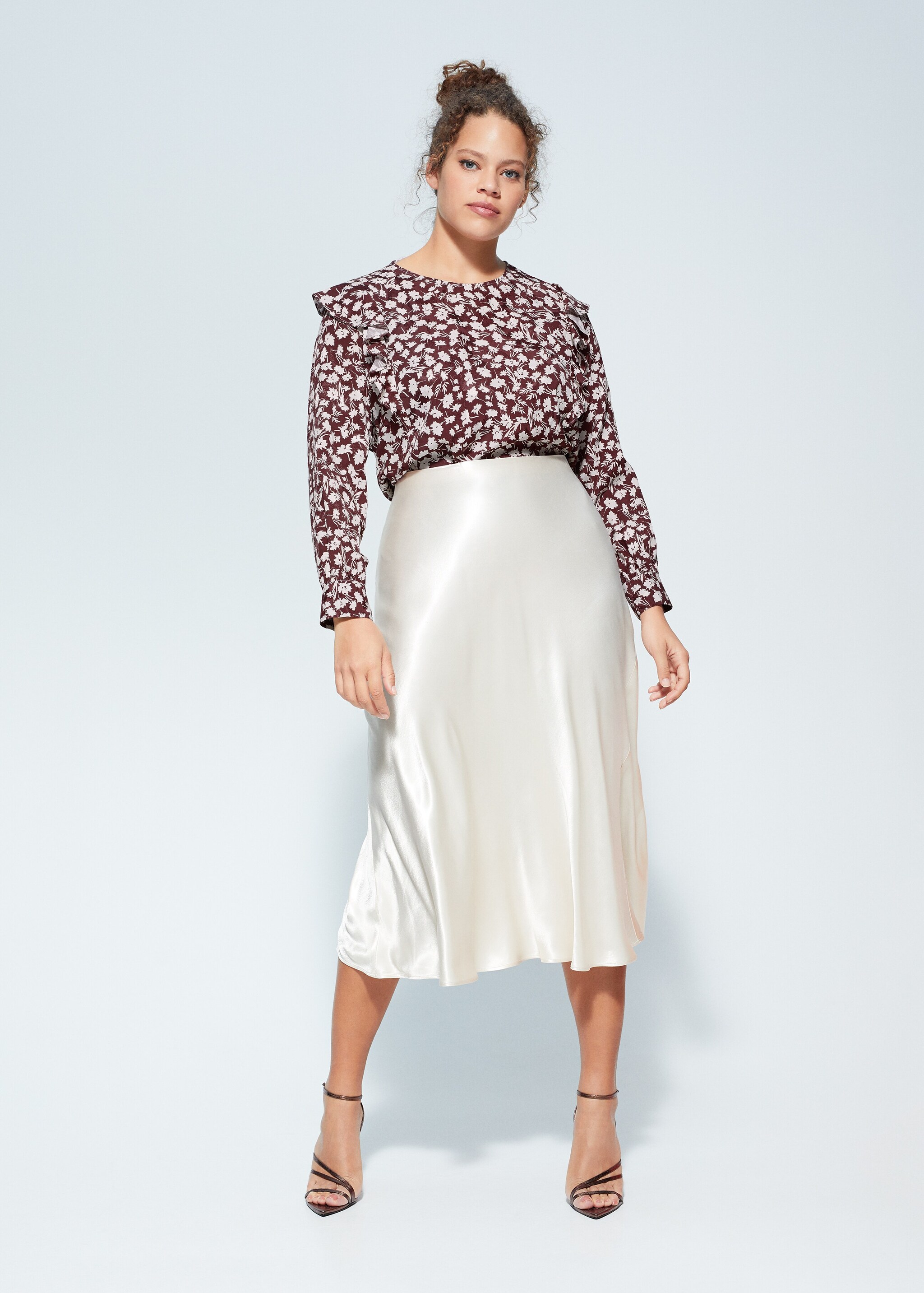 Blusa floral volante - Plano general