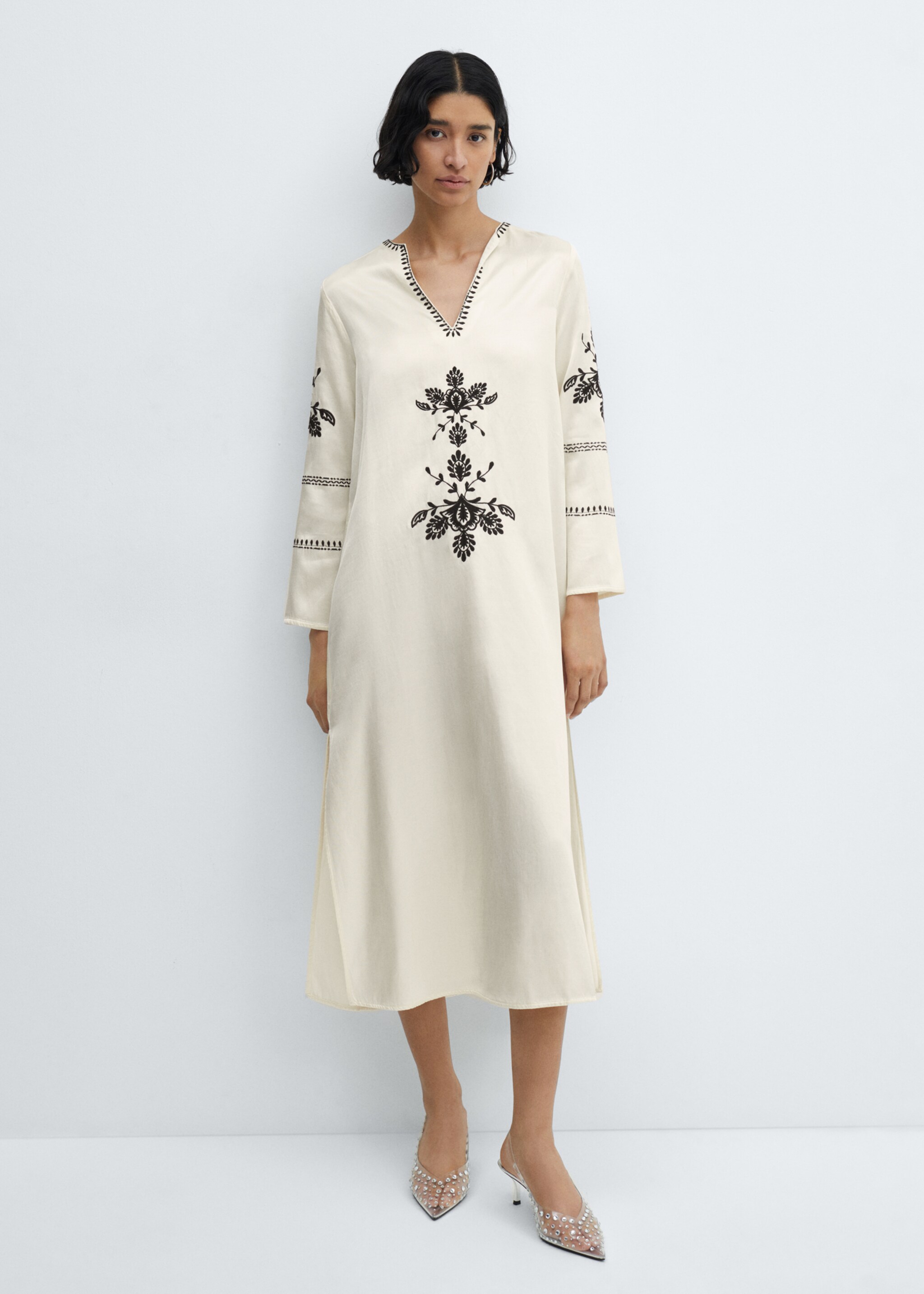 Embroidered dress with side slit - General plane, Vanilla. Ref: 67025728-00.