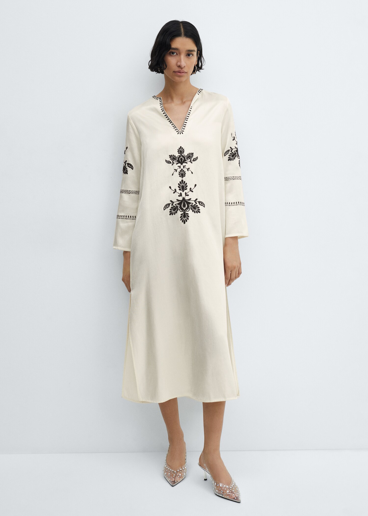 Embroidered dress with side slit - General plane
