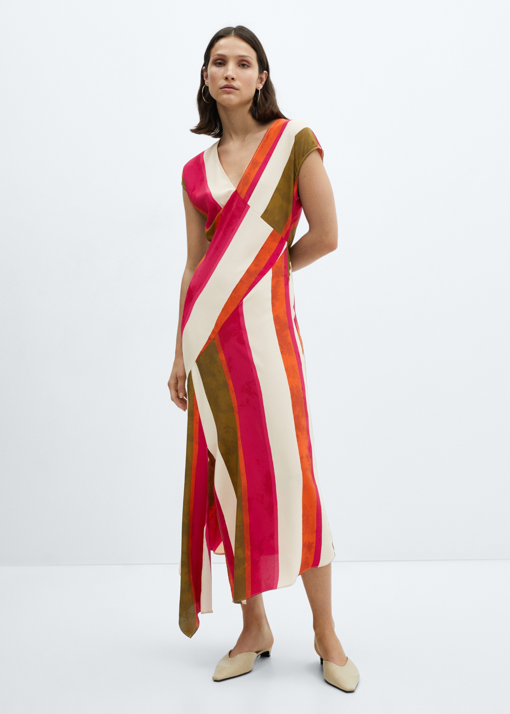 Robe à rayures et ouverture - Plan général