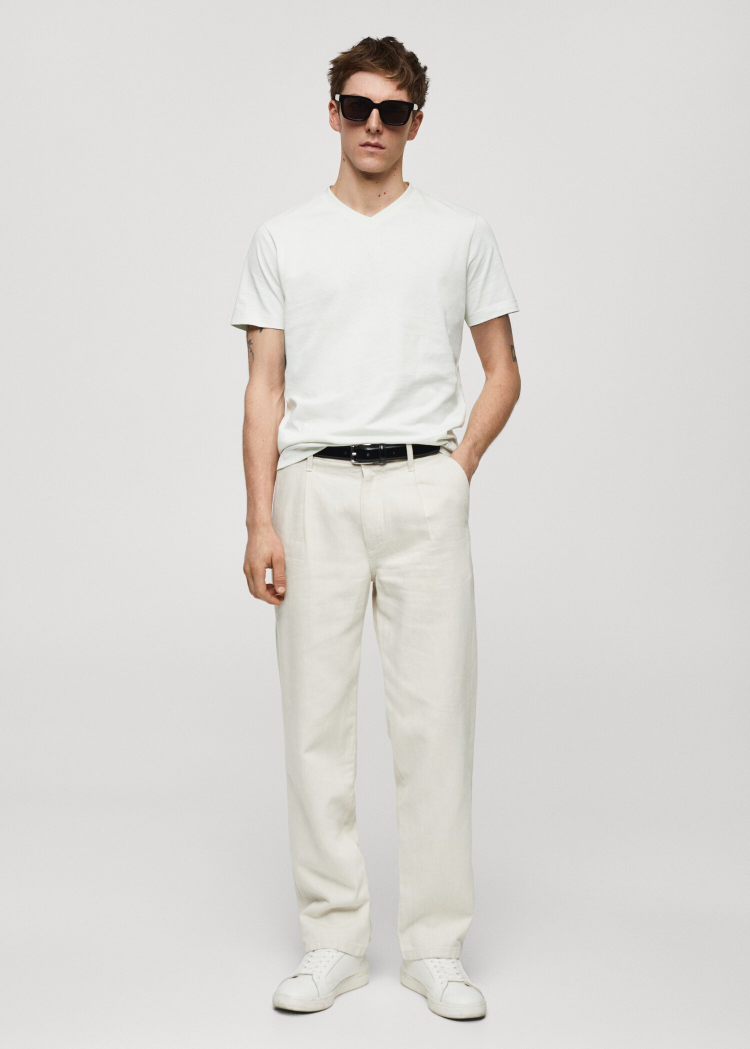 Basic cotton V-neck T-shirt - General plane