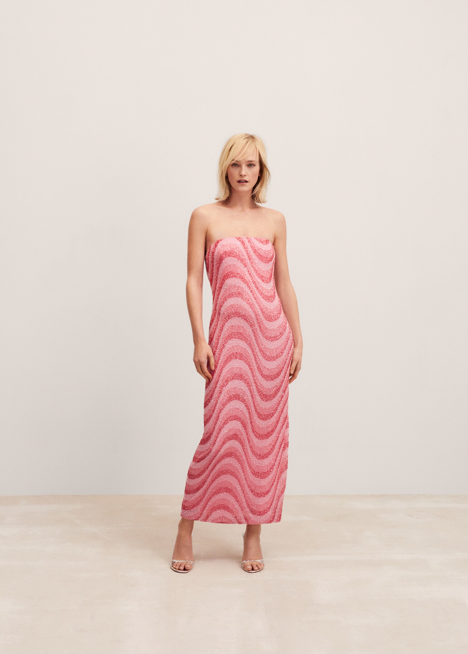 Schulterfreies Kleid mit Perlenverzierung - Allgemeine Ansicht