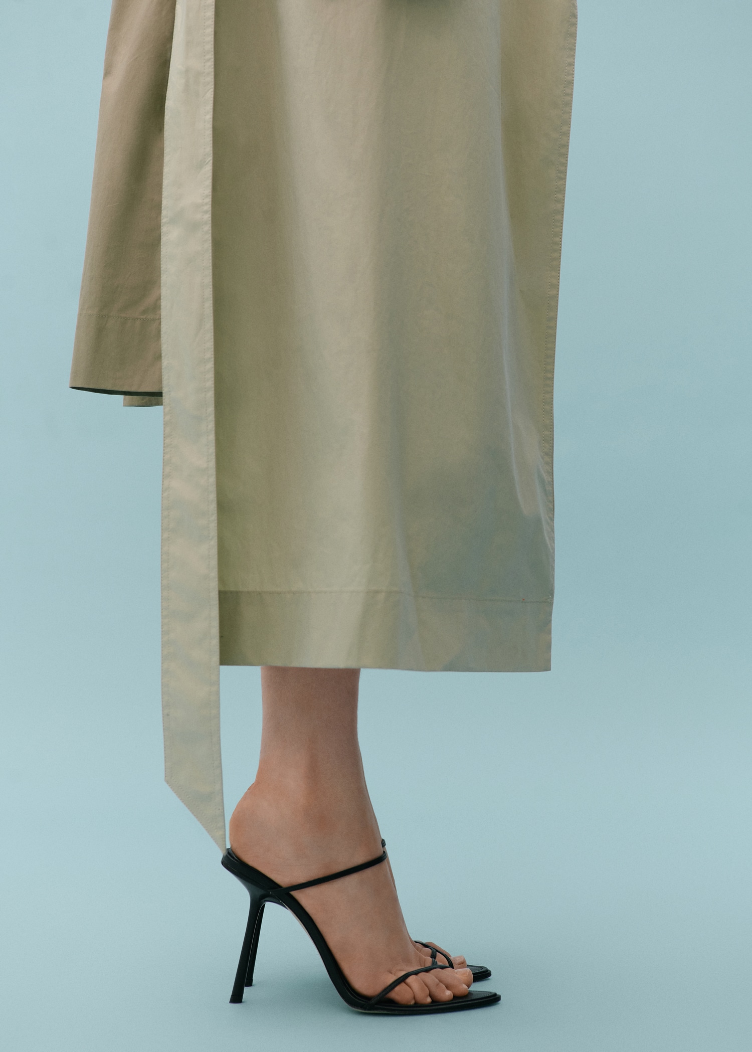 Sandalia piel tacón inclinado