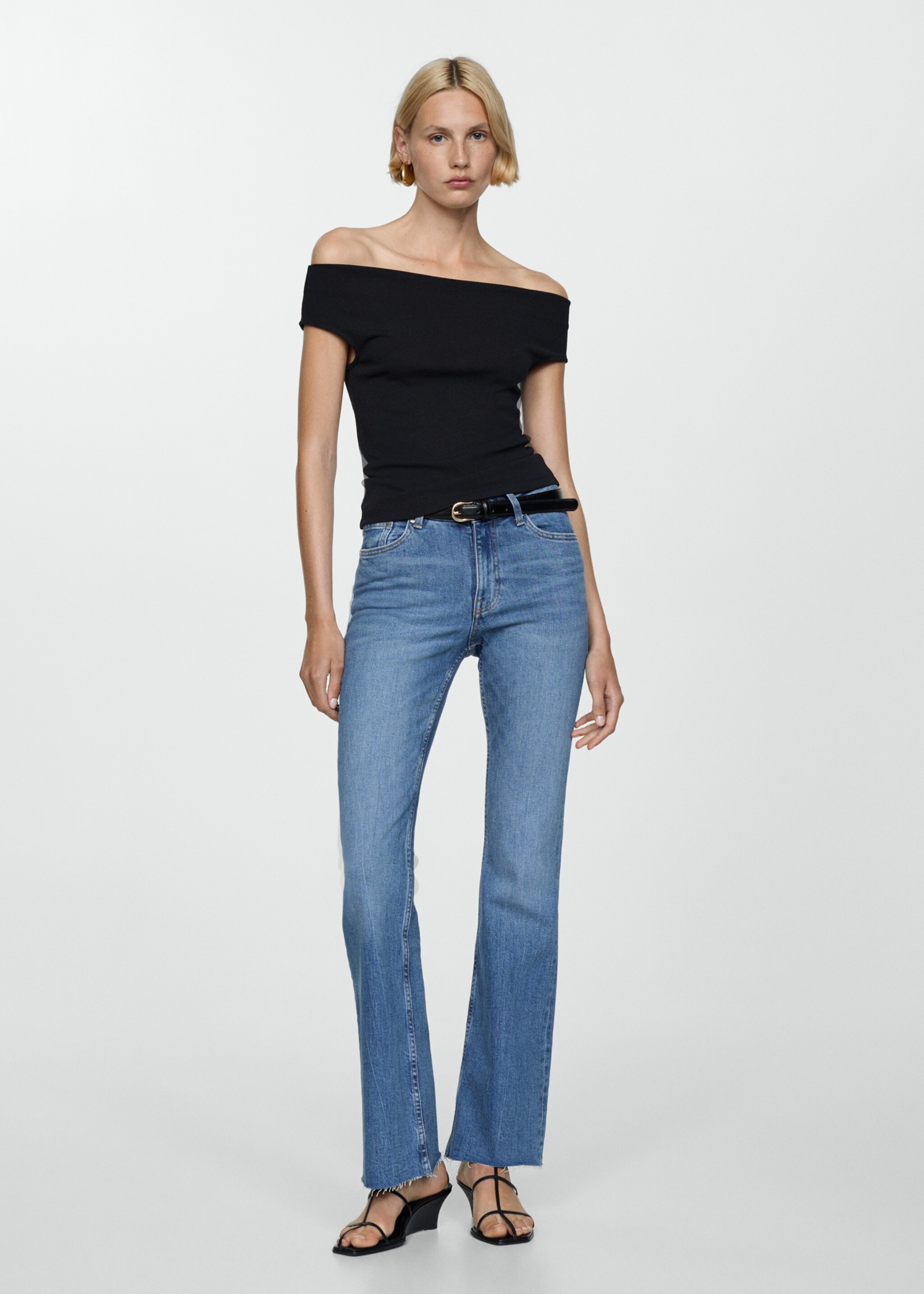 Jeans flare tiro medio - Plano general