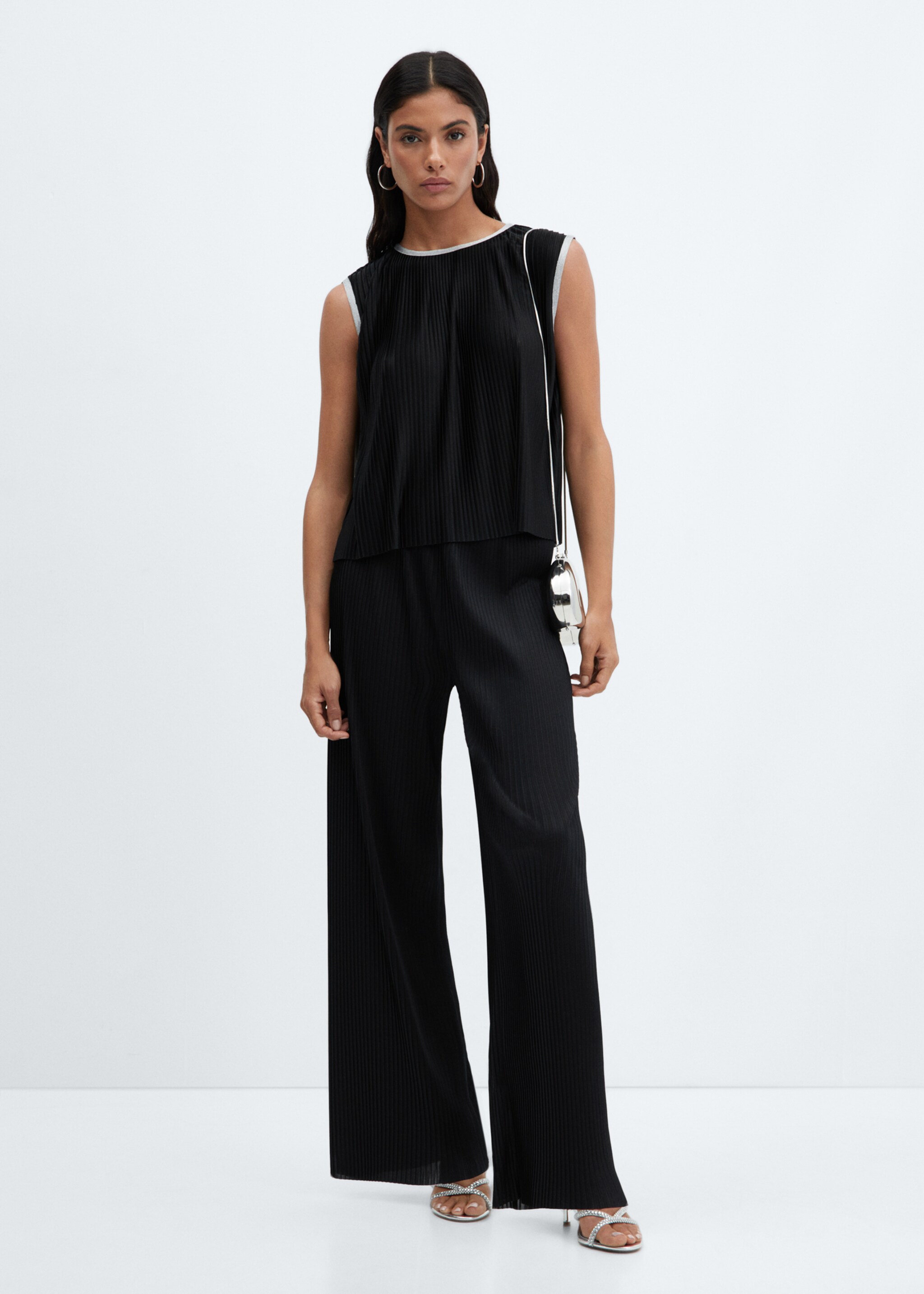 Sleeveless pleated top - General plane