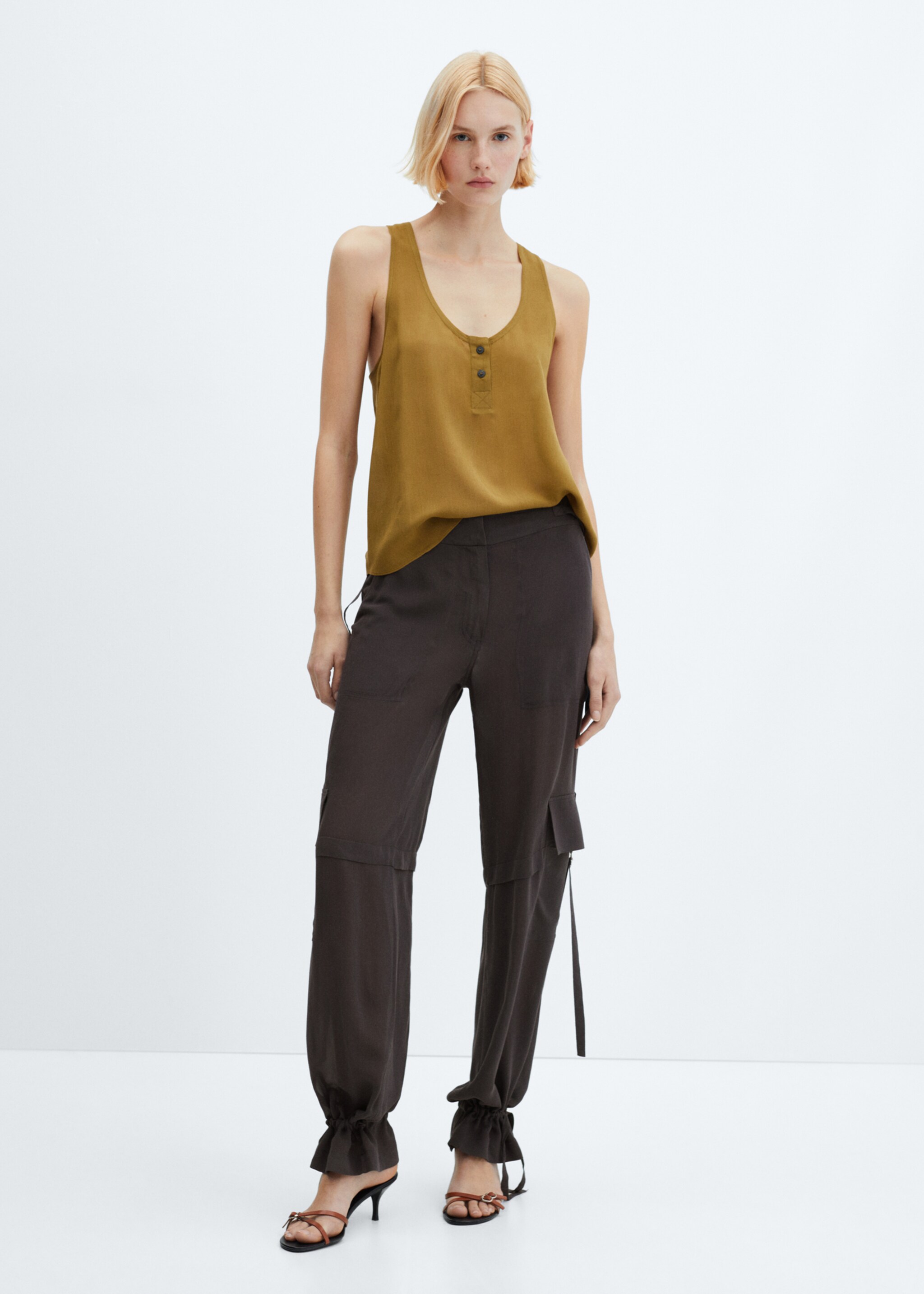 Buttoned flowy top - General plane