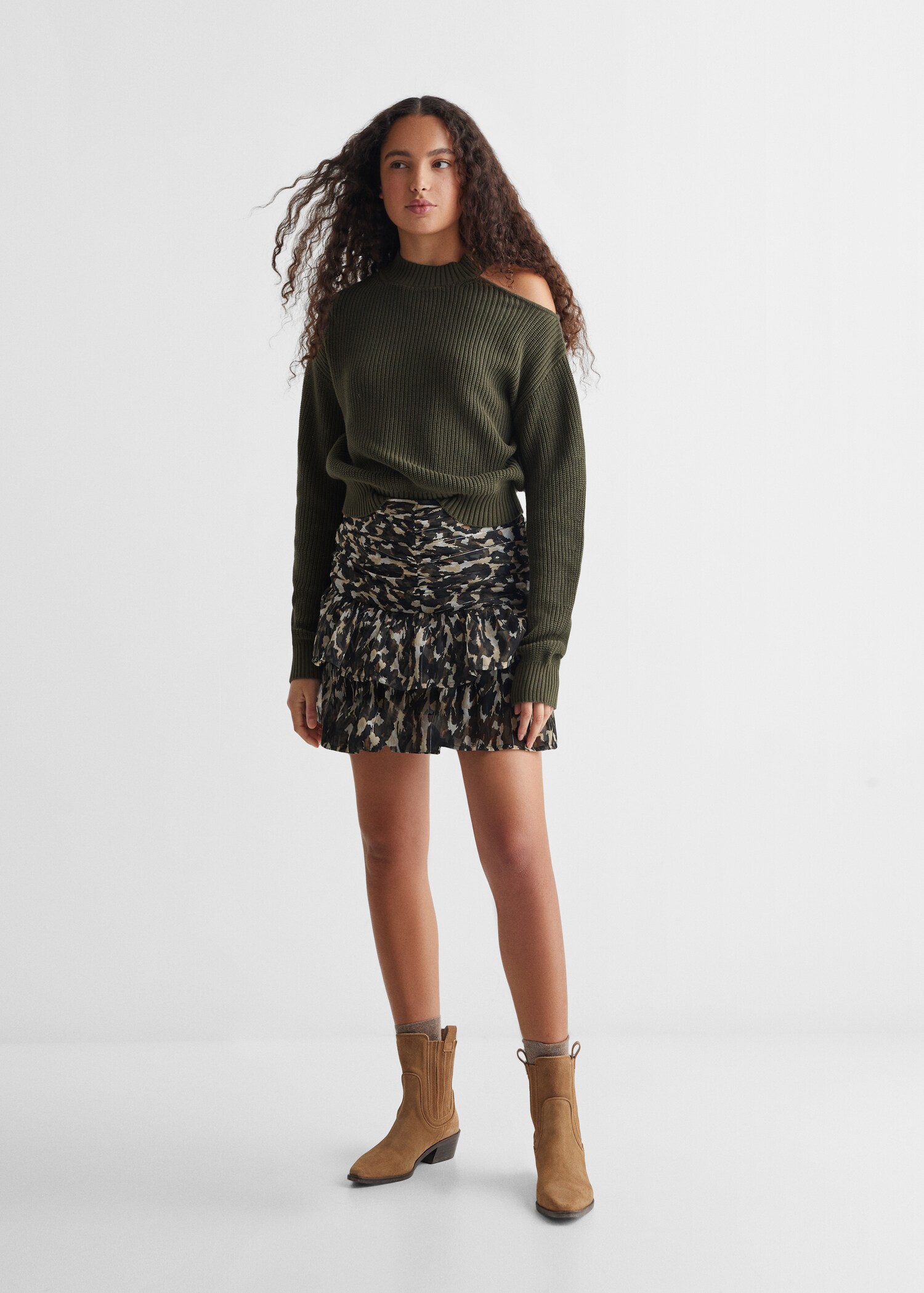 Off shoulder sweater - General plane