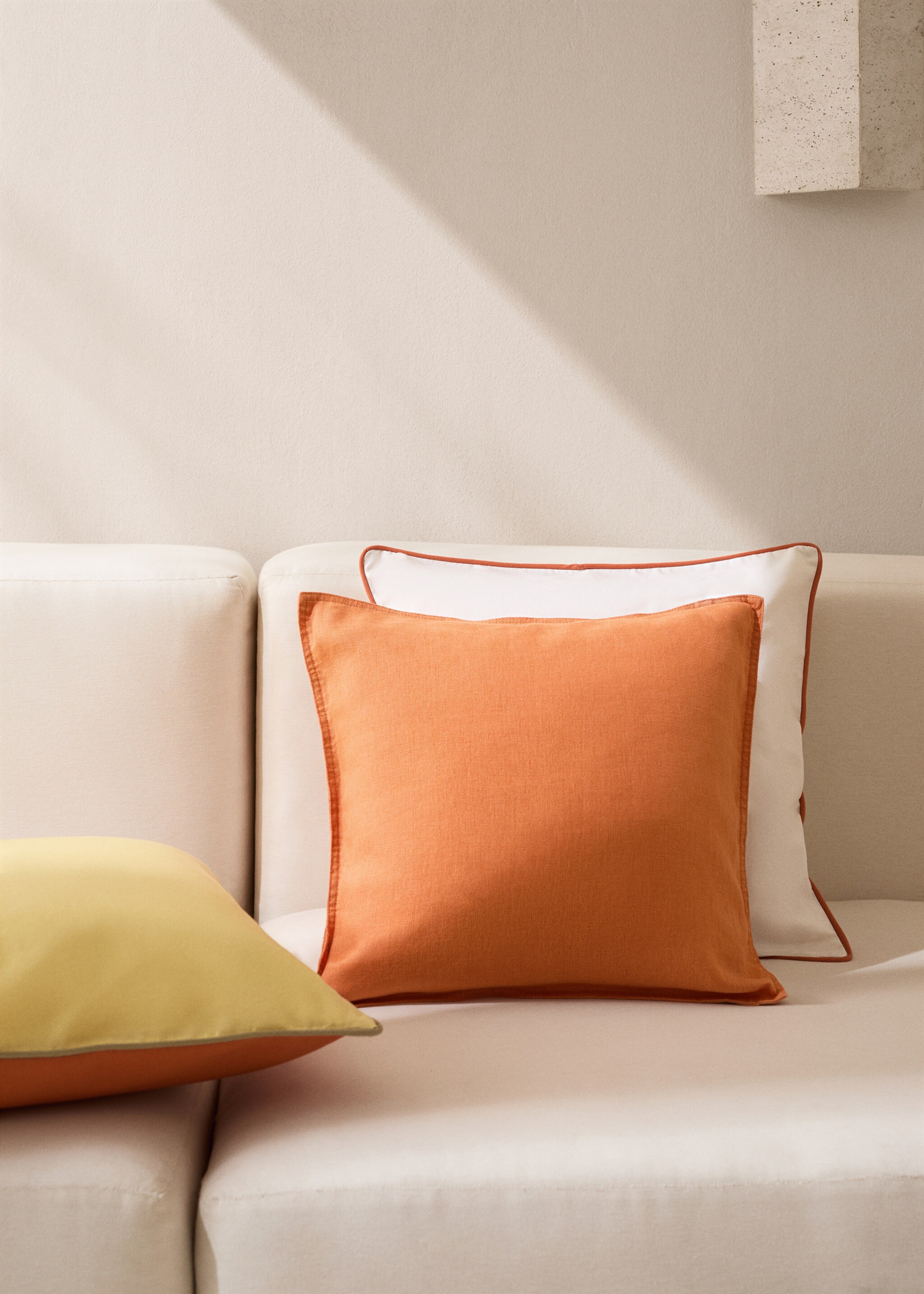 Kissenbezug aus 100 % Leinen 45 x 45 cm - Allgemeine Ansicht, Orange. Ref: 67054068-00.