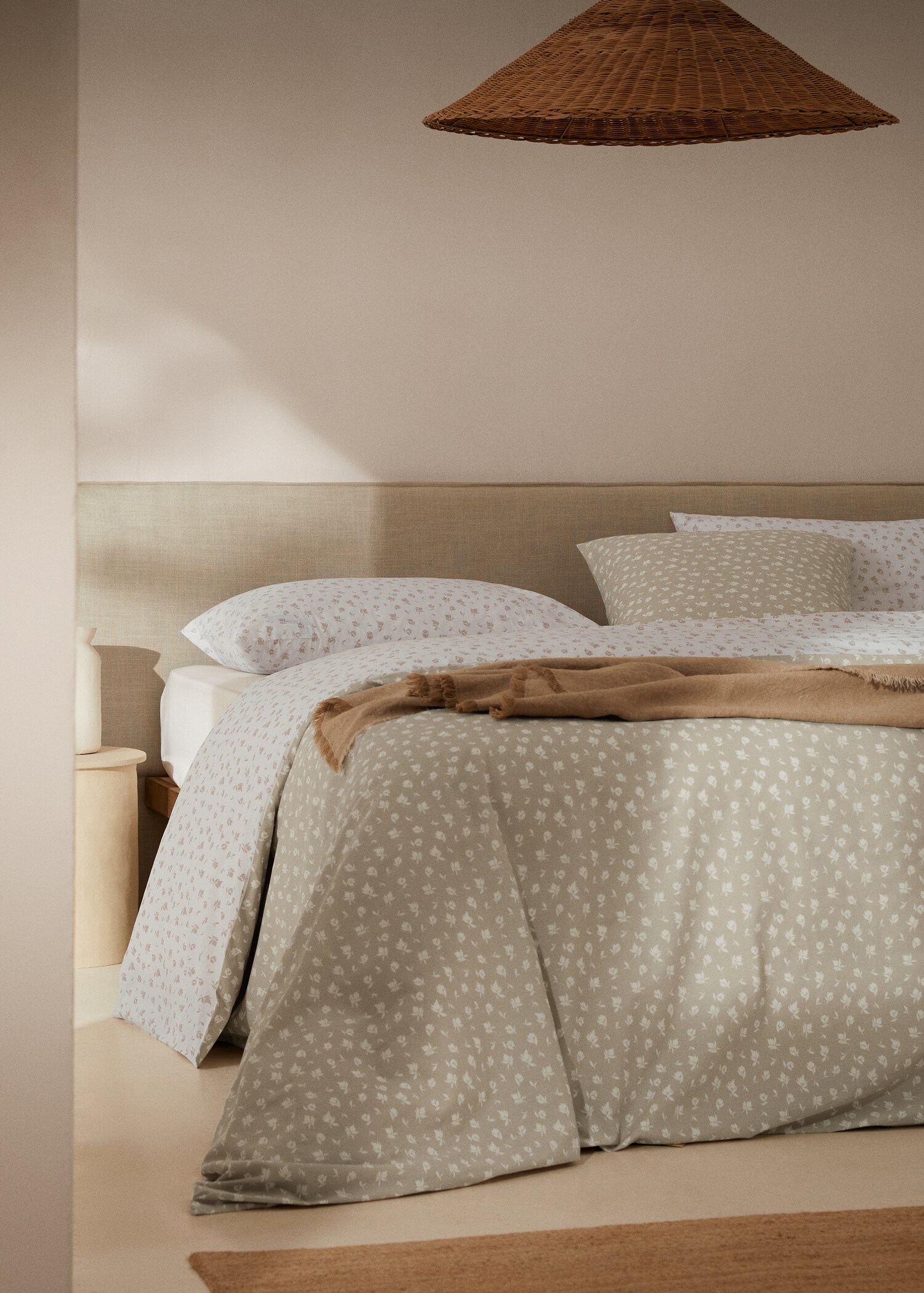 Cotton duvet cover with reversible floral design for king bed - General plane