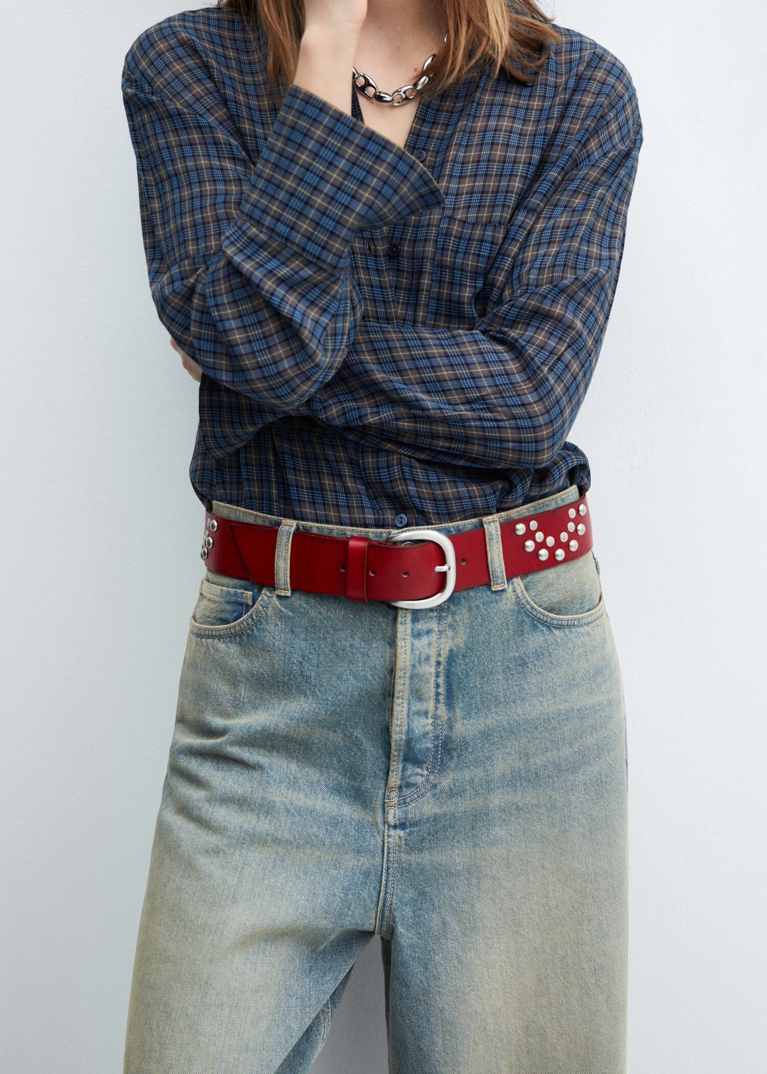 Ceinture en cuir à clous - Plan général