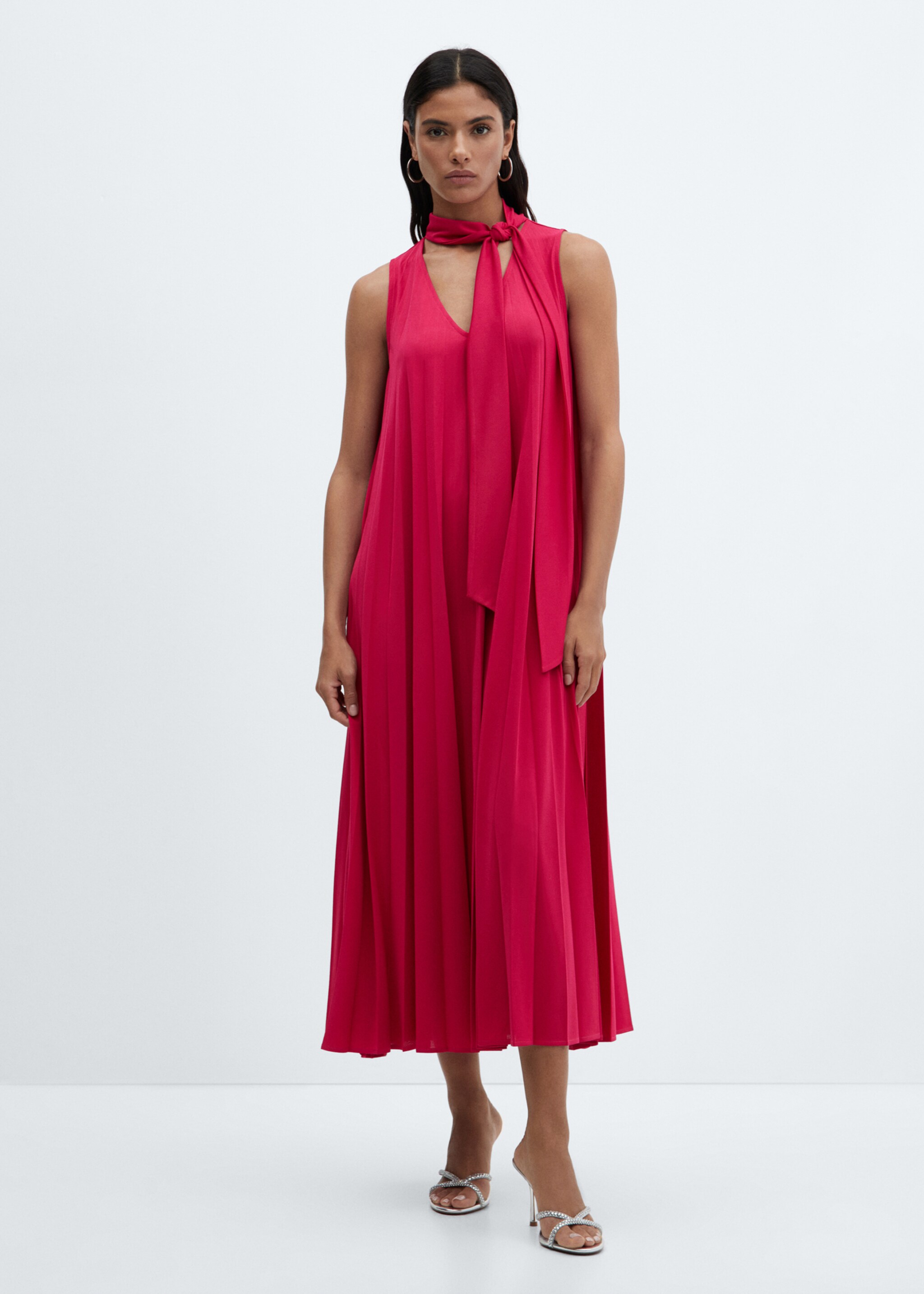 Vestido midi plissado - Plano geral