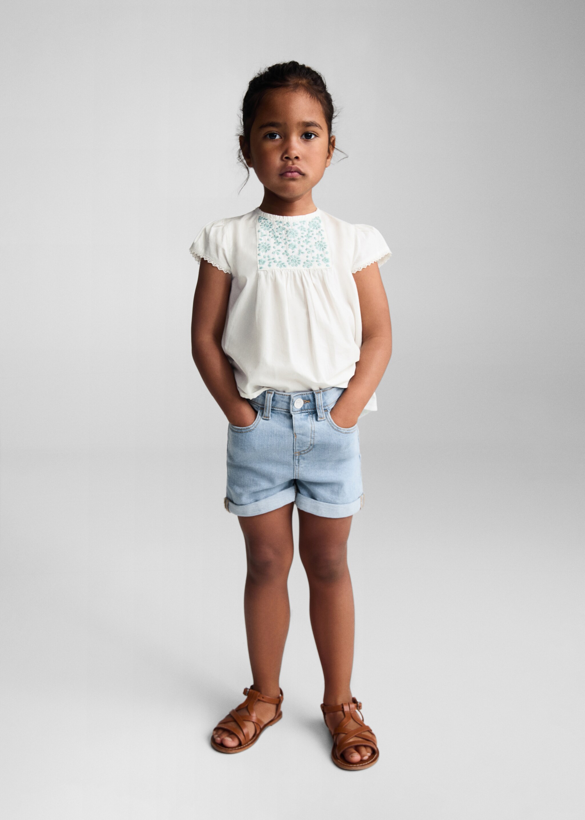 Short denim bajo vuelto - Plano general