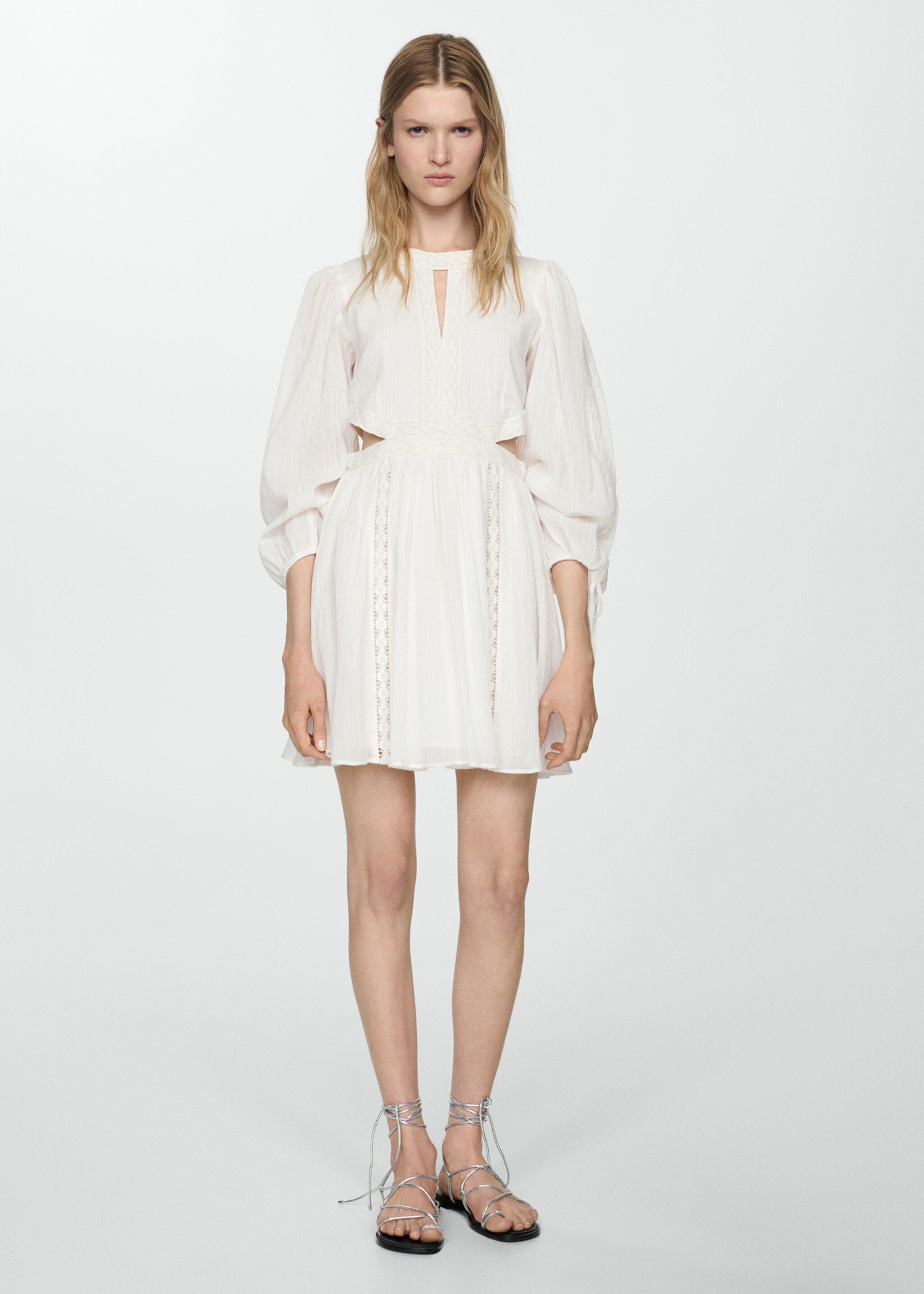 Cut-Out-Kleid mit Seidenspitze-Details - Allgemeine Ansicht