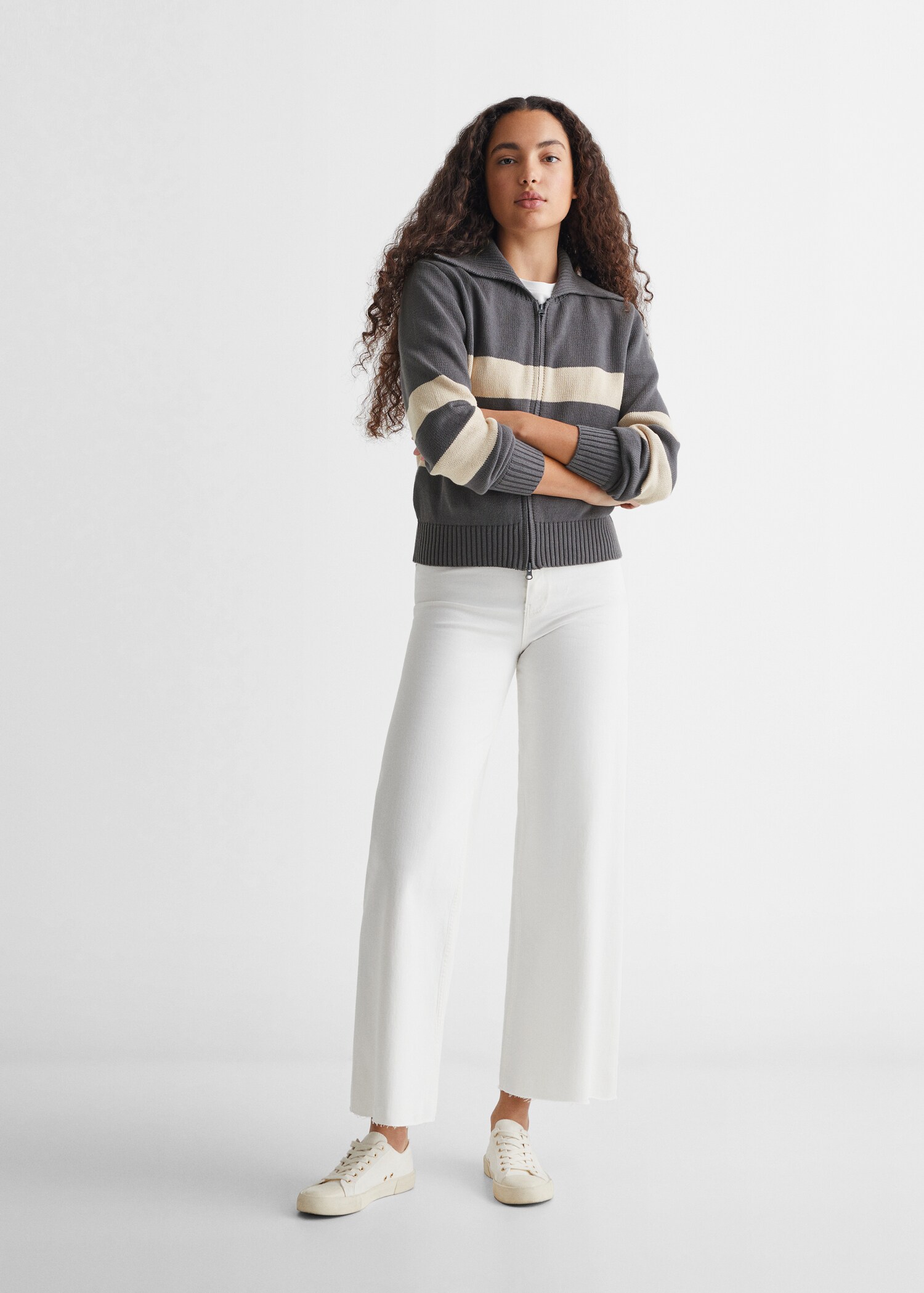 Pulover din tricot cu fermoar - Plan general