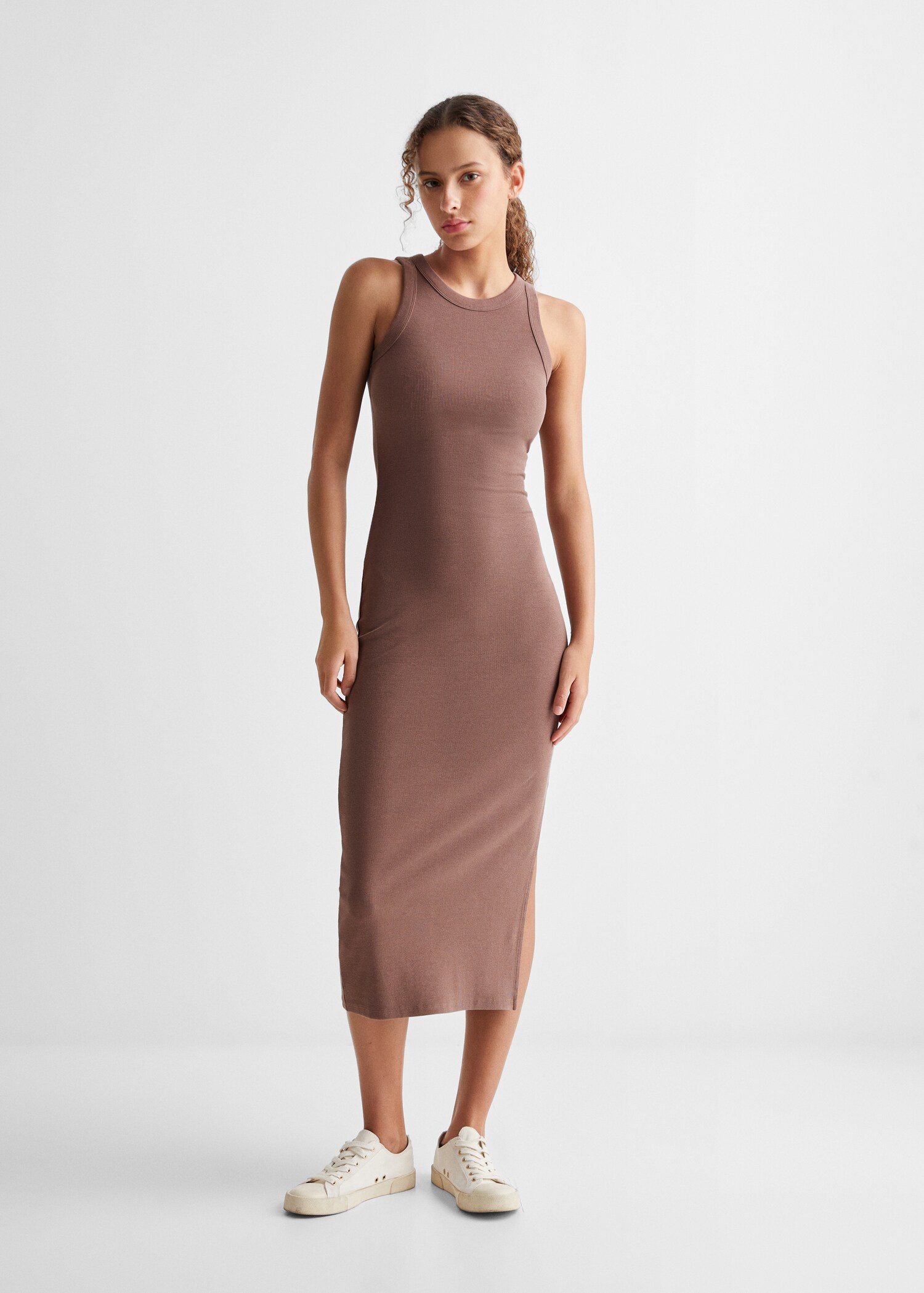 Vestido pelo joelho de corte justo - Plano geral
