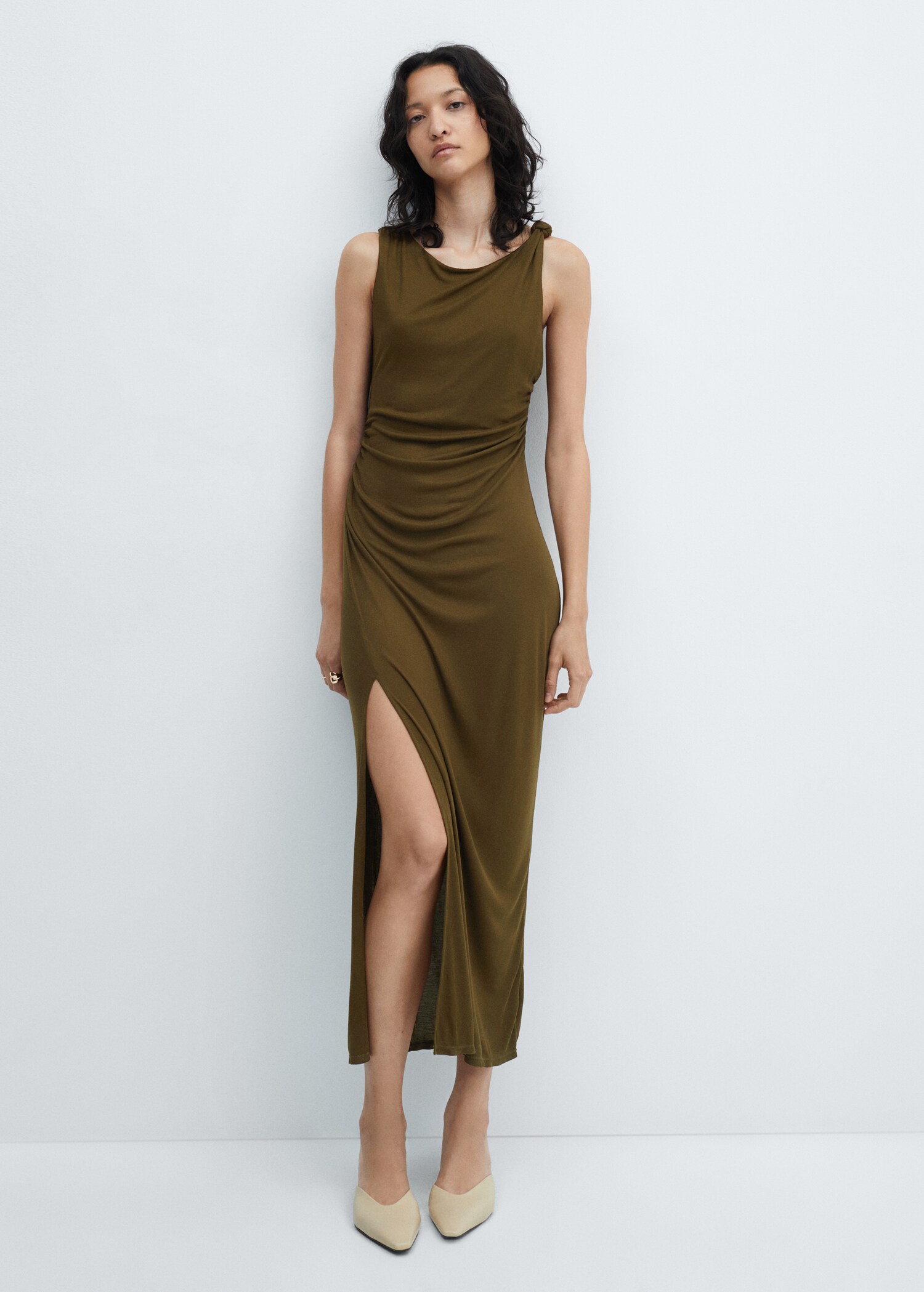 Gerafftes Kleid mit Zierausschnitt - Allgemeine Ansicht