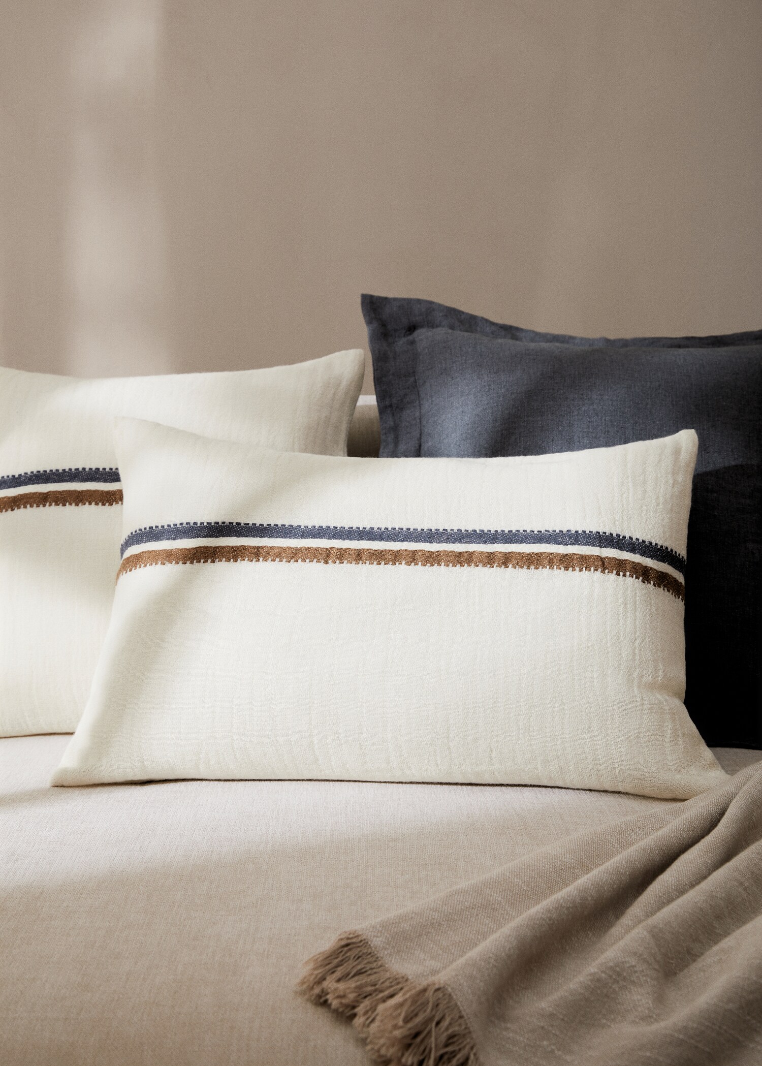 Linen cushion case with embroidered stripe 40x60cm - General plane